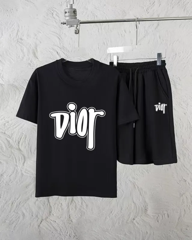 🅿️300 Dior Exclusively provides new trendy men’s fashionable round neck short-sleeved shorts suits, trendy and fashionable casual short-sleeved suits! It has high breathability and comfort, impeccable details, and brand element design concept, reflecting high quality. It presents a casual cut and the upper body shape is great! Material: 250g Xinjiang long-staple cotton short sleeves + 360g pure cotton terry shorts Size: S M L Due to manual measurement, there is a deviation of about 1-3CM in size.