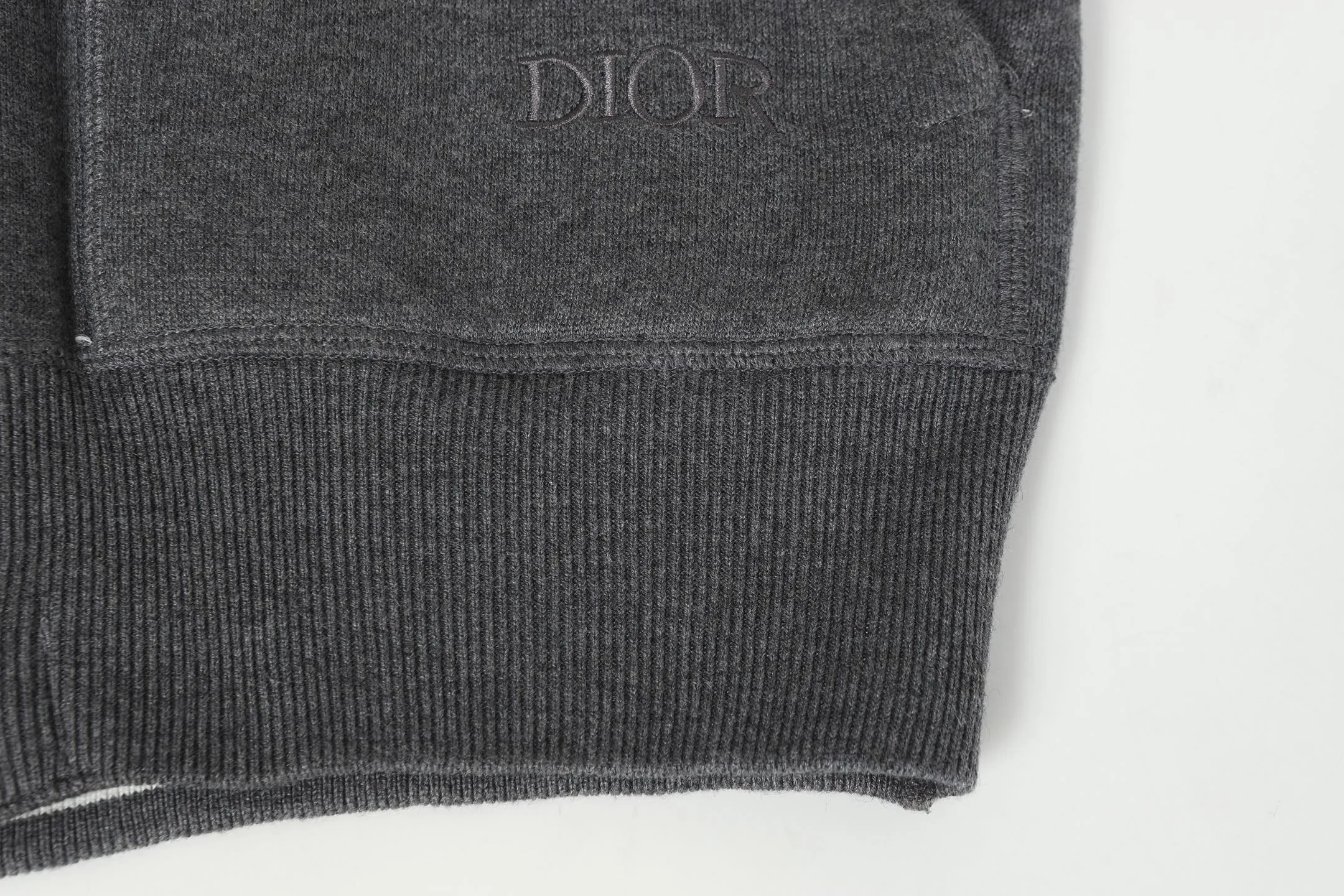 🅿️630 DIOR/Dior double-sided jacquard cashmere knitted hood. The original version was purchased for 22,337 and developed. The fabric is made of cashmere blended knitted fabric, which is soft and comfortable. It features a zip closure at the front and subtle ribbed trimming at the cuffs and hem. Reversible, the unlined cut ensures a lightweight fit and the slim fit creates an elegant silhouette. The entire piece has exquisite craftsmanship, double-sided knitting technology enables reversible wear, and ribbed edges enhance the three-dimensional effect. Dry cleaning and maintenance are recommended to maintain the delicate texture of cashmere fabrics. This piece is both casual and fashionable, and can be easily matched with all kinds of clothing, showing the brand's exquisite craftsmanship and classic aesthetics. Color: Gray Size: S M L