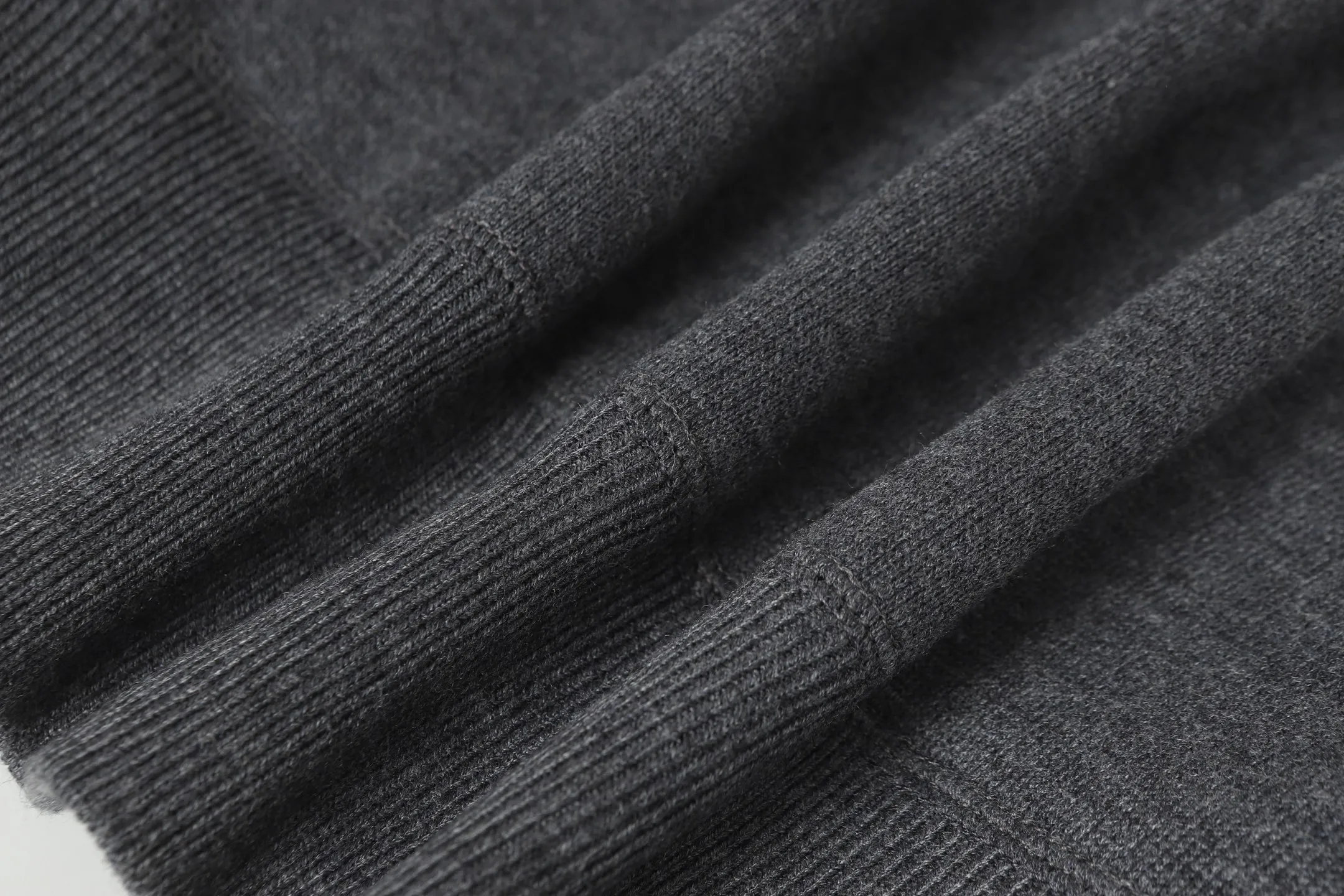 🅿️630 DIOR/Dior double-sided jacquard cashmere knitted hood. The original version was purchased for 22,337 and developed. The fabric is made of cashmere blended knitted fabric, which is soft and comfortable. It features a zip closure at the front and subtle ribbed trimming at the cuffs and hem. Reversible, the unlined cut ensures a lightweight fit and the slim fit creates an elegant silhouette. The entire piece has exquisite craftsmanship, double-sided knitting technology enables reversible wear, and ribbed edges enhance the three-dimensional effect. Dry cleaning and maintenance are recommended to maintain the delicate texture of cashmere fabrics. This piece is both casual and fashionable, and can be easily matched with all kinds of clothing, showing the brand's exquisite craftsmanship and classic aesthetics. Color: Gray Size: S M L