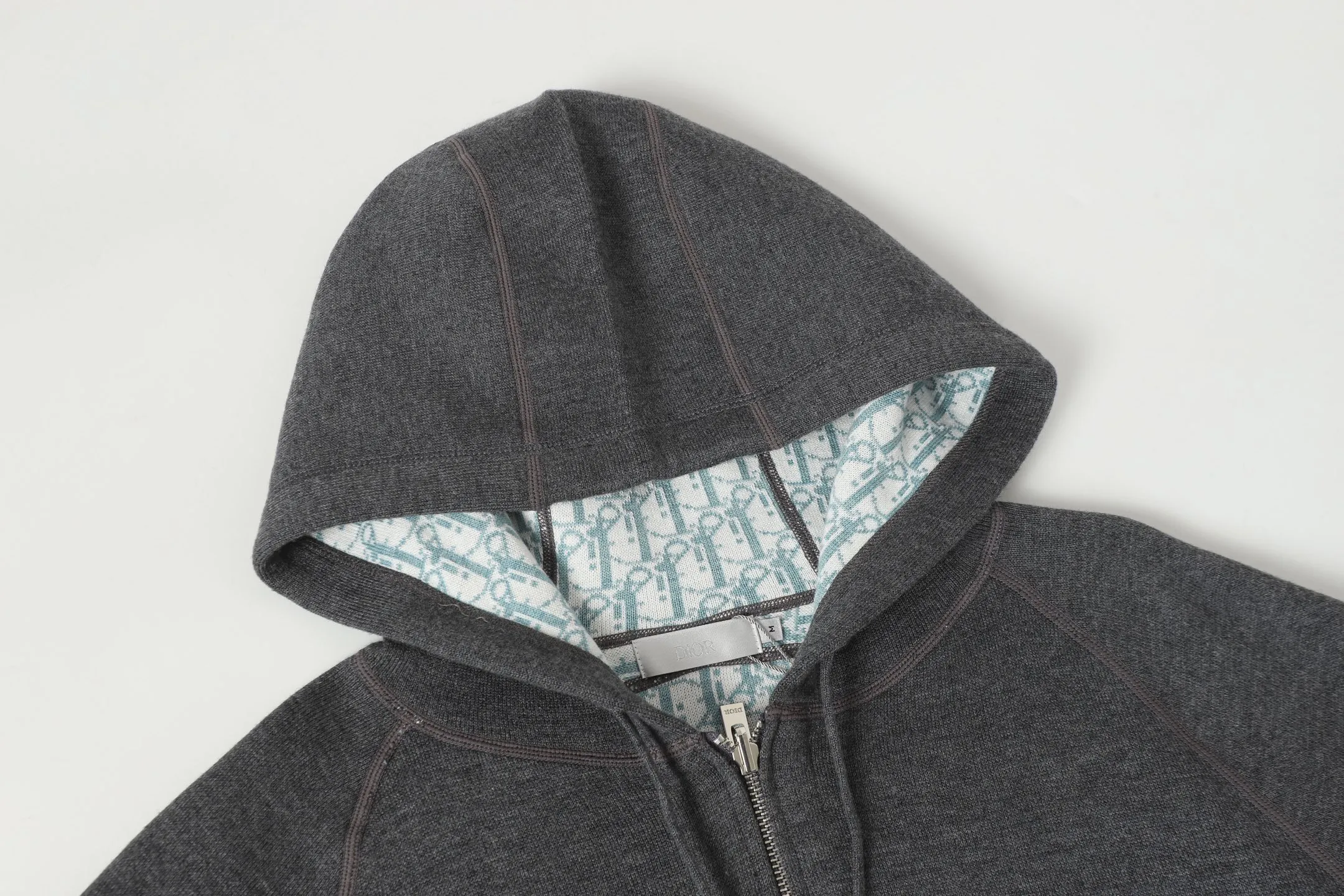 🅿️630 DIOR/Dior double-sided jacquard cashmere knitted hood. The original version was purchased for 22,337 and developed. The fabric is made of cashmere blended knitted fabric, which is soft and comfortable. It features a zip closure at the front and subtle ribbed trimming at the cuffs and hem. Reversible, the unlined cut ensures a lightweight fit and the slim fit creates an elegant silhouette. The entire piece has exquisite craftsmanship, double-sided knitting technology enables reversible wear, and ribbed edges enhance the three-dimensional effect. Dry cleaning and maintenance are recommended to maintain the delicate texture of cashmere fabrics. This piece is both casual and fashionable, and can be easily matched with all kinds of clothing, showing the brand's exquisite craftsmanship and classic aesthetics. Color: Gray Size: S M L