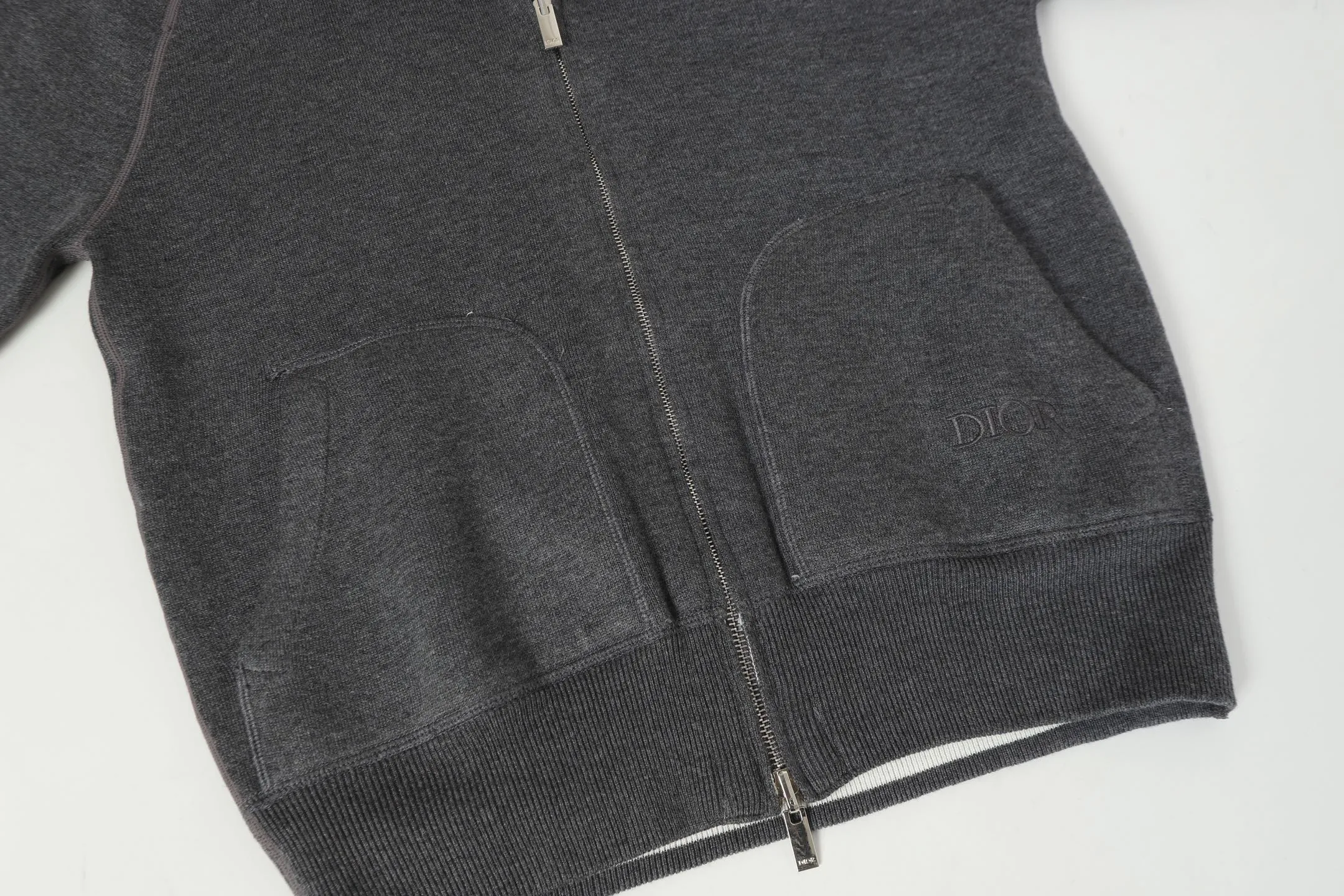 🅿️630 DIOR/Dior double-sided jacquard cashmere knitted hood. The original version was purchased for 22,337 and developed. The fabric is made of cashmere blended knitted fabric, which is soft and comfortable. It features a zip closure at the front and subtle ribbed trimming at the cuffs and hem. Reversible, the unlined cut ensures a lightweight fit and the slim fit creates an elegant silhouette. The entire piece has exquisite craftsmanship, double-sided knitting technology enables reversible wear, and ribbed edges enhance the three-dimensional effect. Dry cleaning and maintenance are recommended to maintain the delicate texture of cashmere fabrics. This piece is both casual and fashionable, and can be easily matched with all kinds of clothing, showing the brand's exquisite craftsmanship and classic aesthetics. Color: Gray Size: S M L