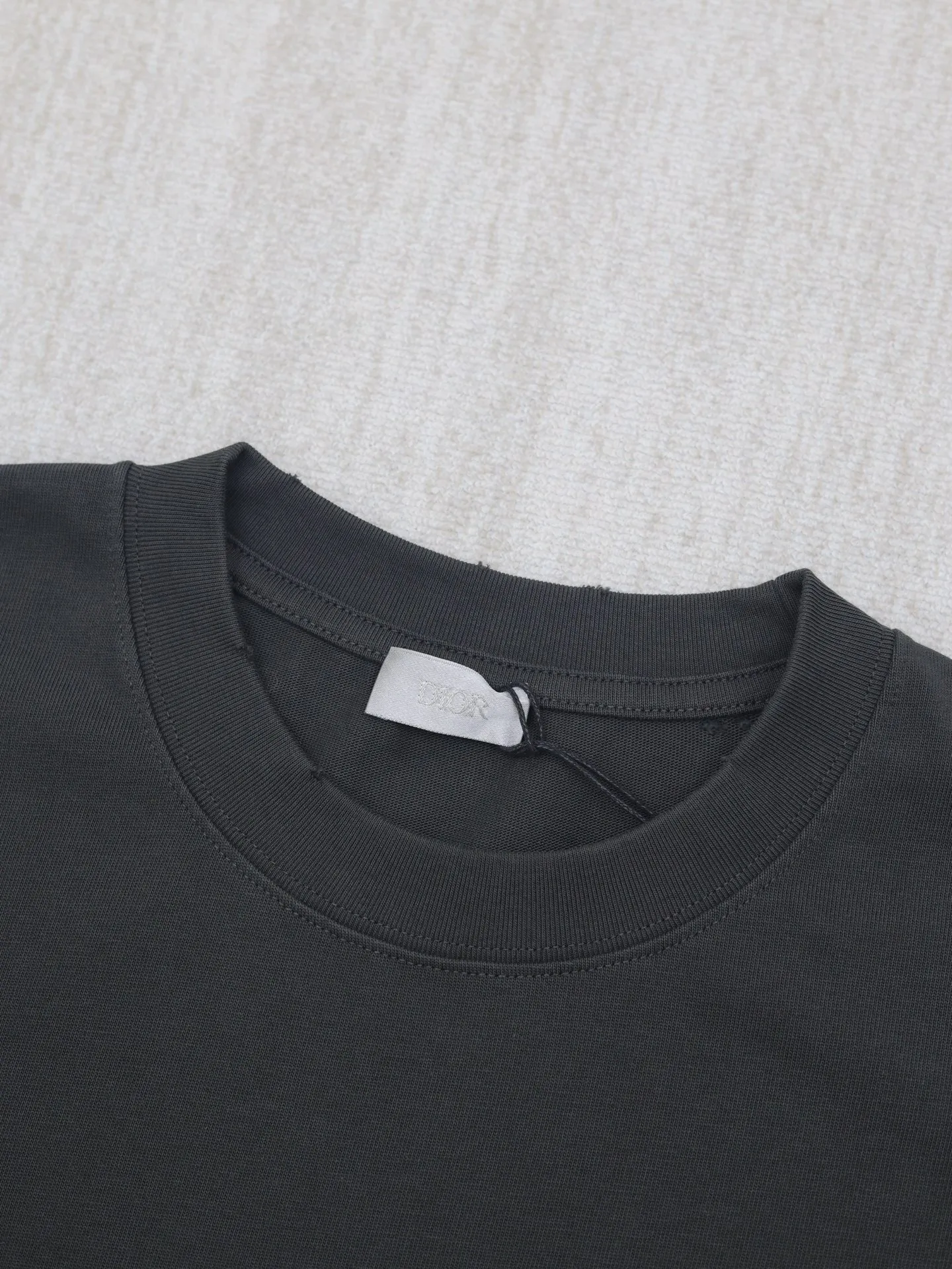🅿️260 Dio*/Dior 25 spring and summer lily of the valley letter print round neck short sleeves YB purchased the pattern, using 270g washed cotton, 36-count double yarn, smooth fabric, comfortable and soft, skin-friendly and breathable, tight and thick feel, four-thread dense edge, double-thread collar edge, double-needle chain bottom hemming and stitching, the chest is decorated with brand letter logo printing, and the back is decorated with Lily of the Valley letter printing decoration, fine workmanship, can be matched with many types of clothing to create a fashionable look, customized accessories, complete three standards, the same style for men and women!  Size：S/M/L/XL