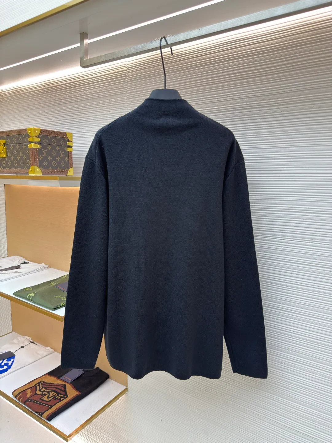 Dior CD letter woolen jacket ●Original version: purchased and developed by 15594 ●Item number: 1680725-B60 ●Fabric: wool blended fabric ●Technology: woolen fabric ●Version: fitted version ●Weight: about 615 grams ●Size: XS-S-M-L ●Description: The wool material is made of 48 counts of ultra-fine 50% wool and 50% cotton blended yarn. It uses an imported 14-gauge wool loom to double-sided three-dimensional weaving. A single piece takes 270 minutes per piece. The letters on the chest are molded and customized with silicone three-dimensional relief embossing technology. The No. 5 thread double-pull letter zipper is customized. The overall wiring is straight and delicate. The fabric is comfortable and soft, and the color is consistent and has no color difference. It can be matched with the same style to create a fashionable look, and can be used in various occasions. Customized accessories, complete with three standards, same style for men and women!
