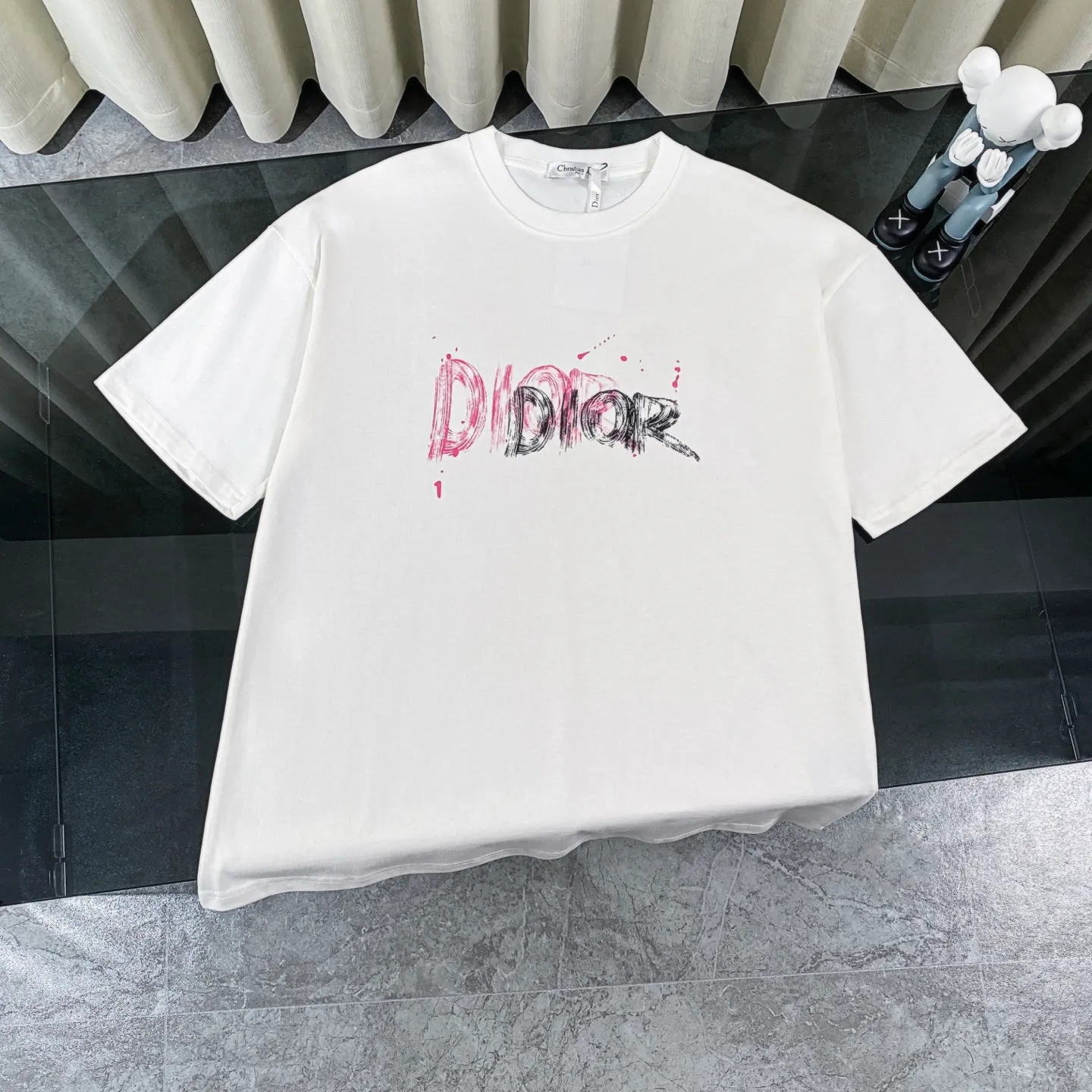 🅿️170 Dior 2025 new classic letters full-print graffiti short-sleeved round neck T-shirt for men and women. Fabric: 310 heavyweight pure cotton, feel free to compare. Made of specific heavyweight 32S fine cotton jersey fabric, 280g weight; with 32s+70D drawbar thread, 280g: 95/fine cotton*5% spandex double yarn rib. The worsted cotton material is light, thin and breathable, with a strong cotton feel on the hand and strong breathability and moisture absorption; the threads are woven into combed cotton fabric using a blending process, making the fabric very soft to the touch. The worsted cotton material is light and breathable, has a strong cotton feel on the hand, is breathable and hygroscopic; it is not easy to wrinkle and does not require special care. 32-needle high-end textile imported from the rib, 70D ultra-fine elastic stitching, nearly non-feeling stitching, comfortable and fit the body shape.  A full set of new Dior accessories, suitable for both men and women. Color: white, black. Size: S-XL