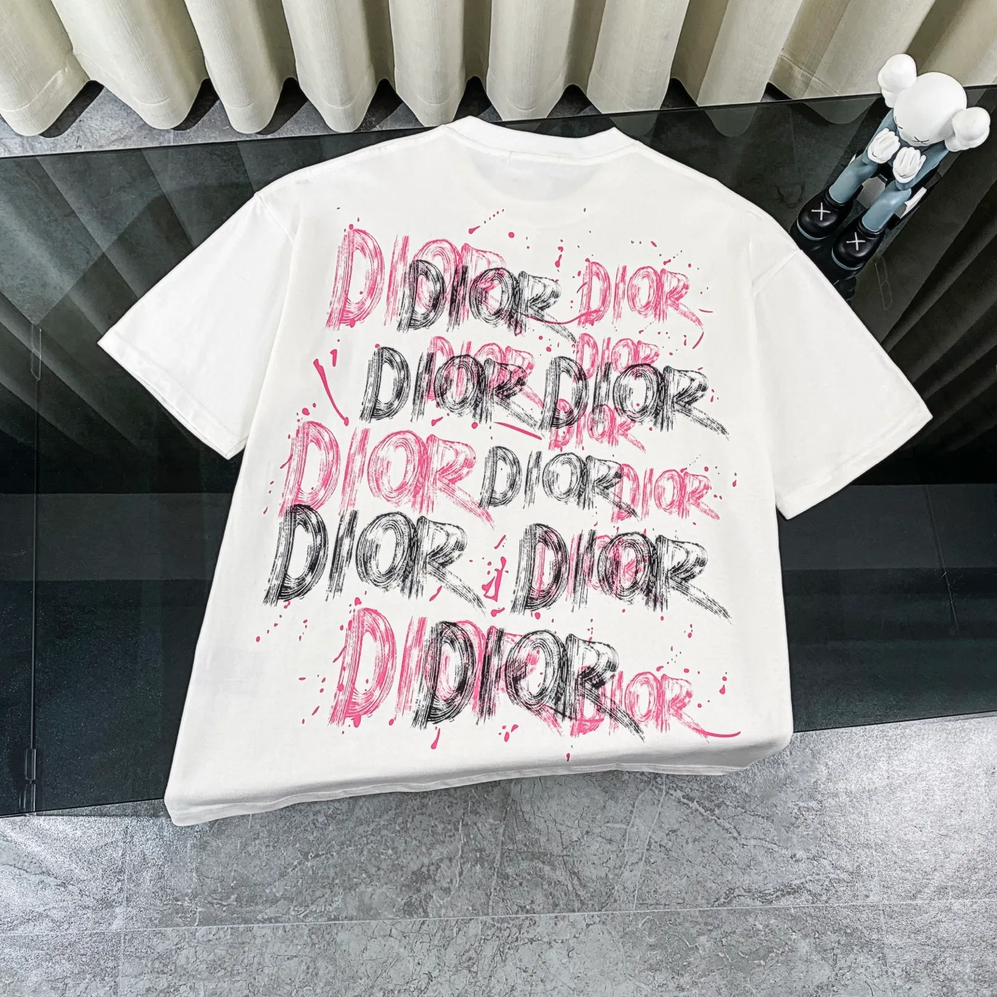 🅿️170 Dior 2025 new classic letters full-print graffiti short-sleeved round neck T-shirt for men and women. Fabric: 310 heavyweight pure cotton, feel free to compare. Made of specific heavyweight 32S fine cotton jersey fabric, 280g weight; with 32s+70D drawbar thread, 280g: 95/fine cotton*5% spandex double yarn rib. The worsted cotton material is light, thin and breathable, with a strong cotton feel on the hand and strong breathability and moisture absorption; the threads are woven into combed cotton fabric using a blending process, making the fabric very soft to the touch. The worsted cotton material is light and breathable, has a strong cotton feel on the hand, is breathable and hygroscopic; it is not easy to wrinkle and does not require special care. 32-needle high-end textile imported from the rib, 70D ultra-fine elastic stitching, nearly non-feeling stitching, comfortable and fit the body shape.  A full set of new Dior accessories, suitable for both men and women. Color: white, black. Size: S-XL