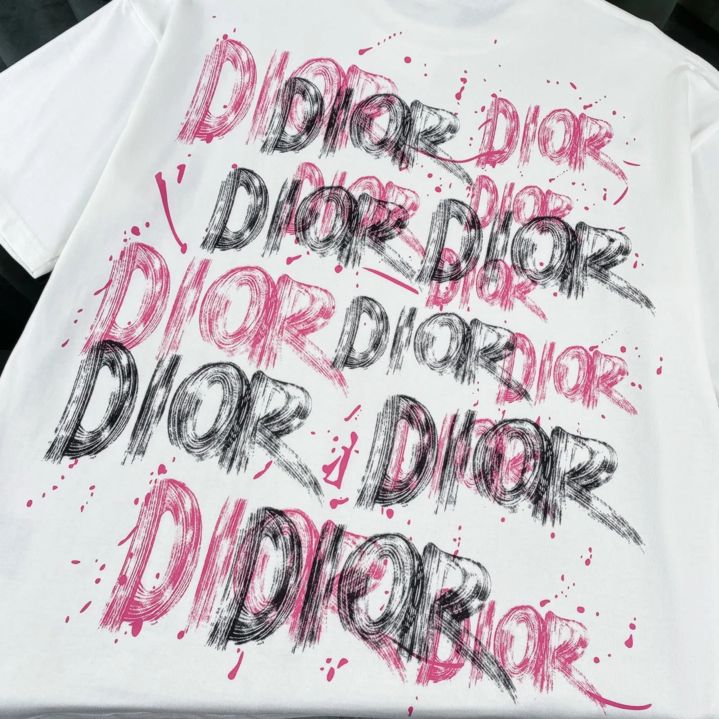 🅿️170 Dior 2025 new classic letters full-print graffiti short-sleeved round neck T-shirt for men and women. Fabric: 310 heavyweight pure cotton, feel free to compare. Made of specific heavyweight 32S fine cotton jersey fabric, 280g weight; with 32s+70D drawbar thread, 280g: 95/fine cotton*5% spandex double yarn rib. The worsted cotton material is light, thin and breathable, with a strong cotton feel on the hand and strong breathability and moisture absorption; the threads are woven into combed cotton fabric using a blending process, making the fabric very soft to the touch. The worsted cotton material is light and breathable, has a strong cotton feel on the hand, is breathable and hygroscopic; it is not easy to wrinkle and does not require special care. 32-needle high-end textile imported from the rib, 70D ultra-fine elastic stitching, nearly non-feeling stitching, comfortable and fit the body shape.  A full set of new Dior accessories, suitable for both men and women. Color: white, black. Size: S-XL