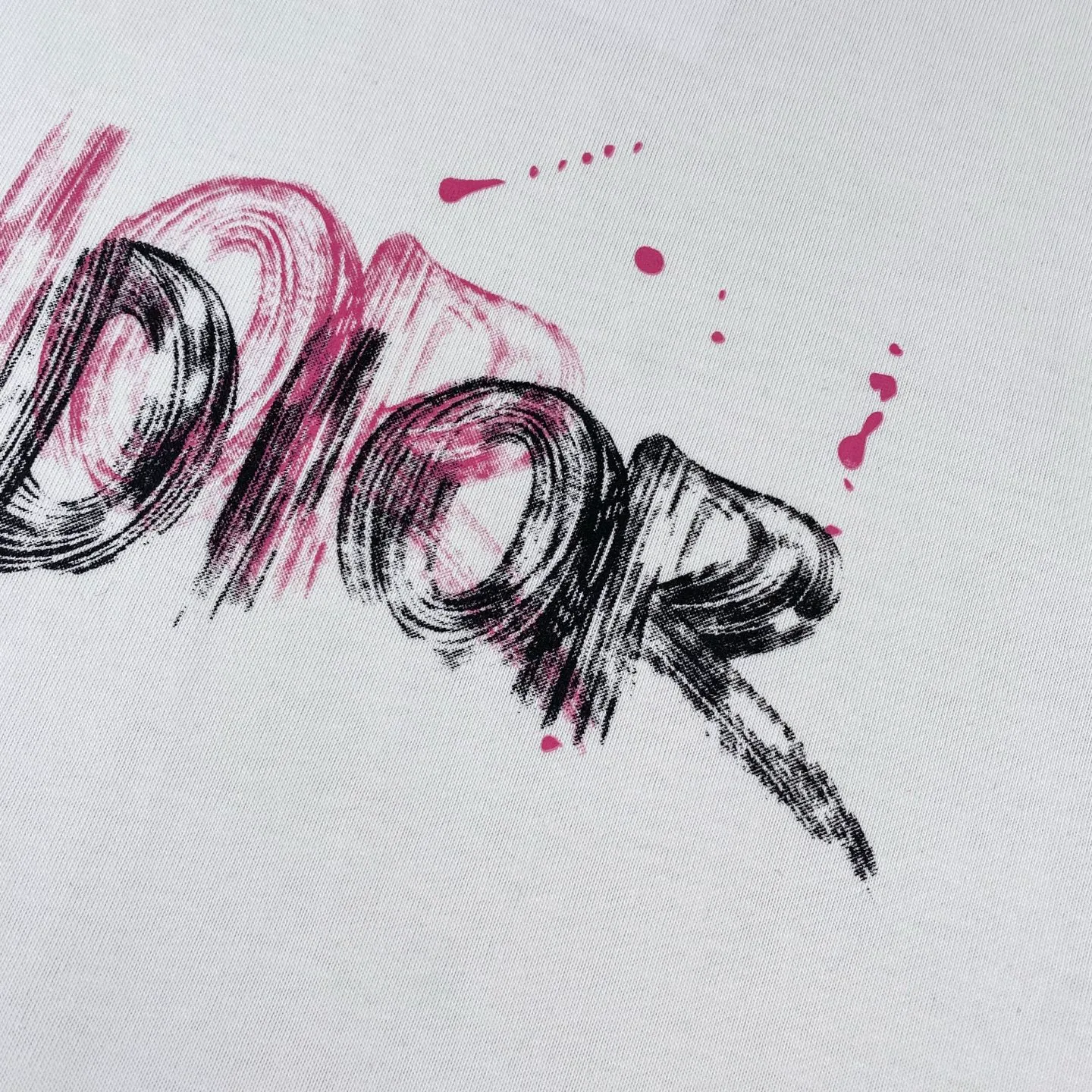 🅿️170 Dior 2025 new classic letters full-print graffiti short-sleeved round neck T-shirt for men and women. Fabric: 310 heavyweight pure cotton, feel free to compare. Made of specific heavyweight 32S fine cotton jersey fabric, 280g weight; with 32s+70D drawbar thread, 280g: 95/fine cotton*5% spandex double yarn rib. The worsted cotton material is light, thin and breathable, with a strong cotton feel on the hand and strong breathability and moisture absorption; the threads are woven into combed cotton fabric using a blending process, making the fabric very soft to the touch. The worsted cotton material is light and breathable, has a strong cotton feel on the hand, is breathable and hygroscopic; it is not easy to wrinkle and does not require special care. 32-needle high-end textile imported from the rib, 70D ultra-fine elastic stitching, nearly non-feeling stitching, comfortable and fit the body shape.  A full set of new Dior accessories, suitable for both men and women. Color: white, black. Size: S-XL