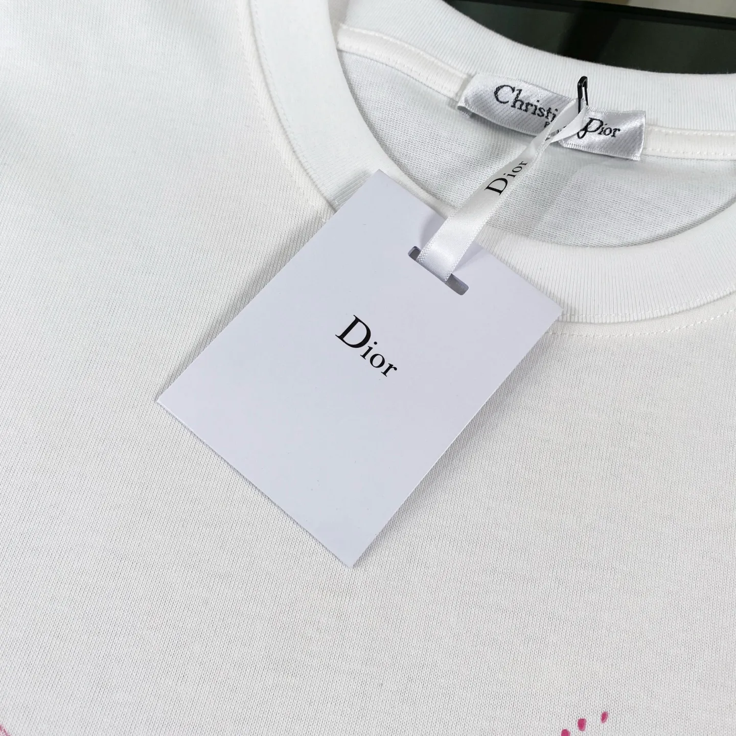 🅿️170 Dior 2025 new classic letters full-print graffiti short-sleeved round neck T-shirt for men and women. Fabric: 310 heavyweight pure cotton, feel free to compare. Made of specific heavyweight 32S fine cotton jersey fabric, 280g weight; with 32s+70D drawbar thread, 280g: 95/fine cotton*5% spandex double yarn rib. The worsted cotton material is light, thin and breathable, with a strong cotton feel on the hand and strong breathability and moisture absorption; the threads are woven into combed cotton fabric using a blending process, making the fabric very soft to the touch. The worsted cotton material is light and breathable, has a strong cotton feel on the hand, is breathable and hygroscopic; it is not easy to wrinkle and does not require special care. 32-needle high-end textile imported from the rib, 70D ultra-fine elastic stitching, nearly non-feeling stitching, comfortable and fit the body shape.  A full set of new Dior accessories, suitable for both men and women. Color: white, black. Size: S-XL