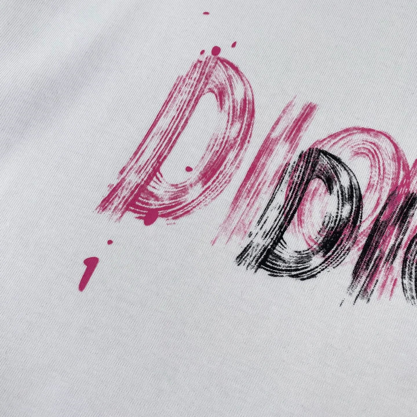 🅿️170 Dior 2025 new classic letters full-print graffiti short-sleeved round neck T-shirt for men and women. Fabric: 310 heavyweight pure cotton, feel free to compare. Made of specific heavyweight 32S fine cotton jersey fabric, 280g weight; with 32s+70D drawbar thread, 280g: 95/fine cotton*5% spandex double yarn rib. The worsted cotton material is light, thin and breathable, with a strong cotton feel on the hand and strong breathability and moisture absorption; the threads are woven into combed cotton fabric using a blending process, making the fabric very soft to the touch. The worsted cotton material is light and breathable, has a strong cotton feel on the hand, is breathable and hygroscopic; it is not easy to wrinkle and does not require special care. 32-needle high-end textile imported from the rib, 70D ultra-fine elastic stitching, nearly non-feeling stitching, comfortable and fit the body shape.  A full set of new Dior accessories, suitable for both men and women. Color: white, black. Size: S-XL