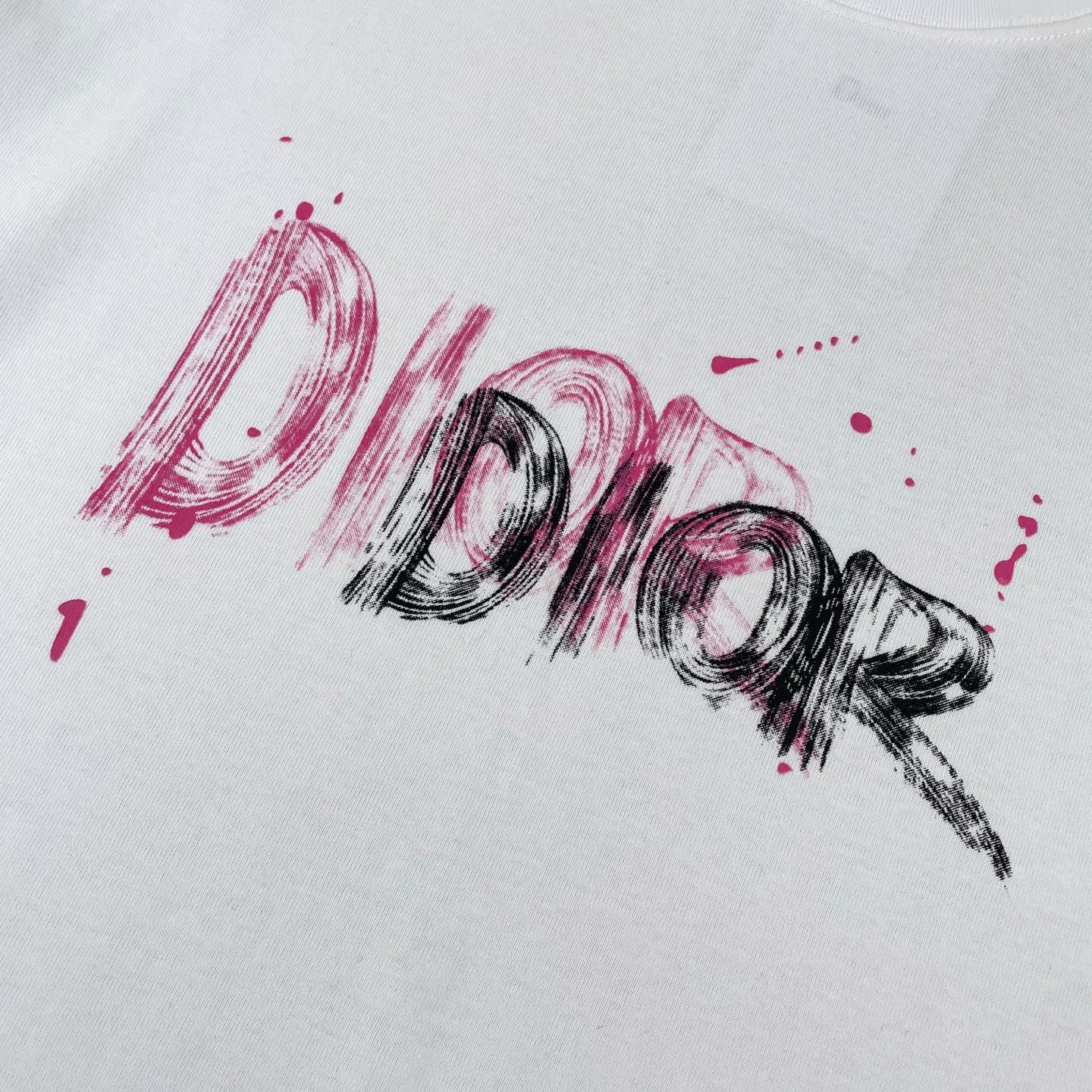 🅿️170 Dior 2025 new classic letters full-print graffiti short-sleeved round neck T-shirt for men and women. Fabric: 310 heavyweight pure cotton, feel free to compare. Made of specific heavyweight 32S fine cotton jersey fabric, 280g weight; with 32s+70D drawbar thread, 280g: 95/fine cotton*5% spandex double yarn rib. The worsted cotton material is light, thin and breathable, with a strong cotton feel on the hand and strong breathability and moisture absorption; the threads are woven into combed cotton fabric using a blending process, making the fabric very soft to the touch. The worsted cotton material is light and breathable, has a strong cotton feel on the hand, is breathable and hygroscopic; it is not easy to wrinkle and does not require special care. 32-needle high-end textile imported from the rib, 70D ultra-fine elastic stitching, nearly non-feeling stitching, comfortable and fit the body shape.  A full set of new Dior accessories, suitable for both men and women. Color: white, black. Size: S-XL