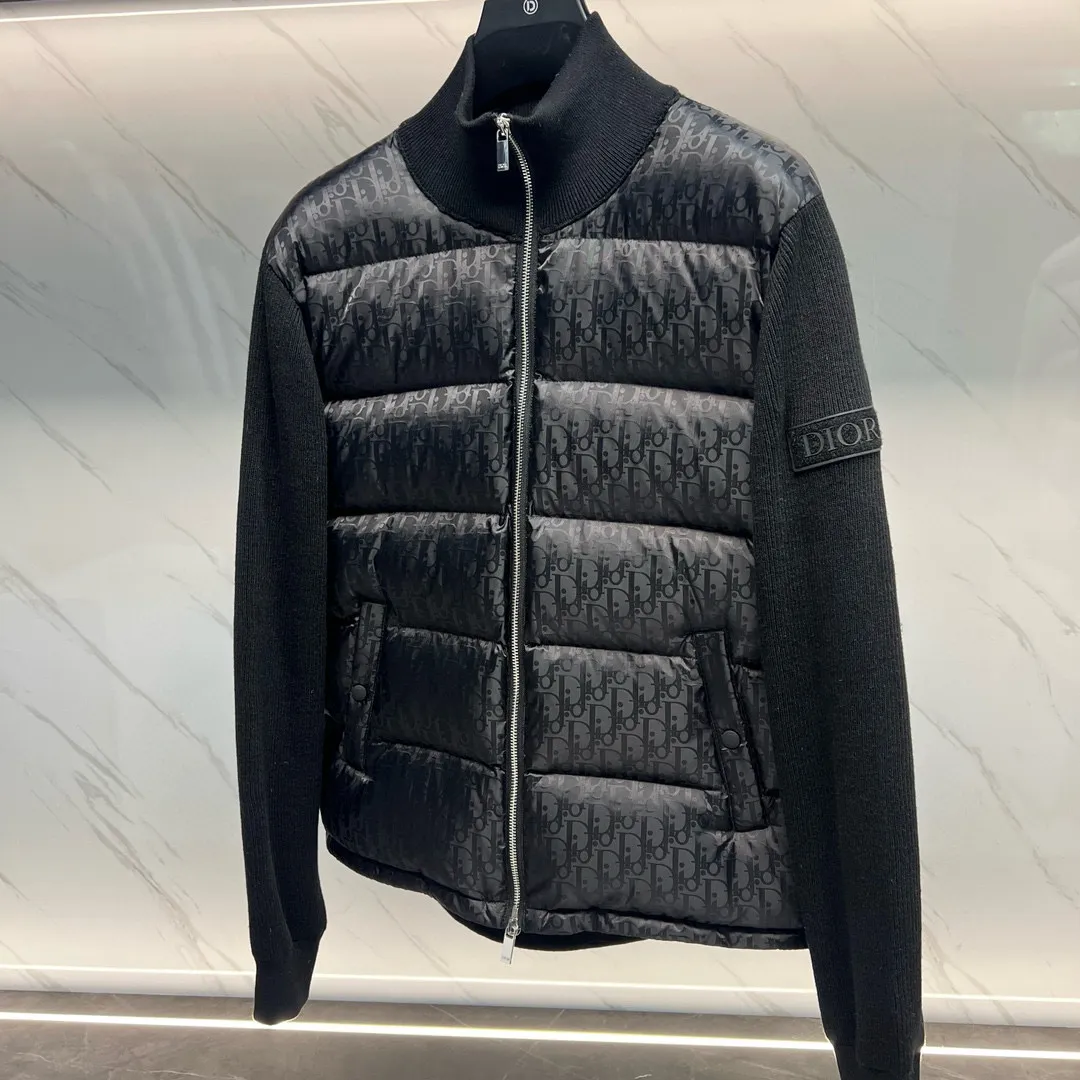 🅿️800 Dior CD Home Black Our very slow hardware comes from the hardware zippers and electroplating process imported from Taiwan. You can compare my zipper with other zippers. You can listen to the sound of the zipper. It is tight, smooth and smooth. Secondly, our buttons are all facing in one direction. The buttons use the latest technology TPU apron. The reset is more sensitive than ordinary metal. The tensioner damping has higher precision in each feel, is more wear-resistant and more durable. Third, please note that wool products are bound to pill, but the probability of pilling varies depending on the time and place of use (it is recommended not to buy it). Fourth, please put mothballs on wool products when they are not being worn. The fabric is still made using Japan's Mitsubishi Textile jacquard technology with a high density of 150,000 stitches per square centimeter. It is then dip-dyed with pure water from Japan's Komatsu Refining Co., Ltd. in non-circulating segments, ensuring that every square foot of cloth on your body can be colorful with small color difference and energetic reflections can be seen on the sides. All pockets are made of pure cotton TR cloth. Pockets are the places we touch most during use. It may be touched hundreds of times a day, so we insist on saving money, and you can't tell if we can reduce the cost by 10 yuan. However, in order to pursue durability, and the original FK, we still choose the fabric used to make overalls as pocket cloth. This kind of fabric is widely used to make overalls, suit pants, suits, outdoor camping, and jungle trekking fabrics, so there is no problem if you touch your pockets hundreds of times a day. 95% pure white duck down, top-notch world-destroying version, and only made in one order. Hurry up and put it on the shelves, it may be taken off the shelves soon. Color: black, navy blue, gray Size: 44, 46, 48, 50, 52