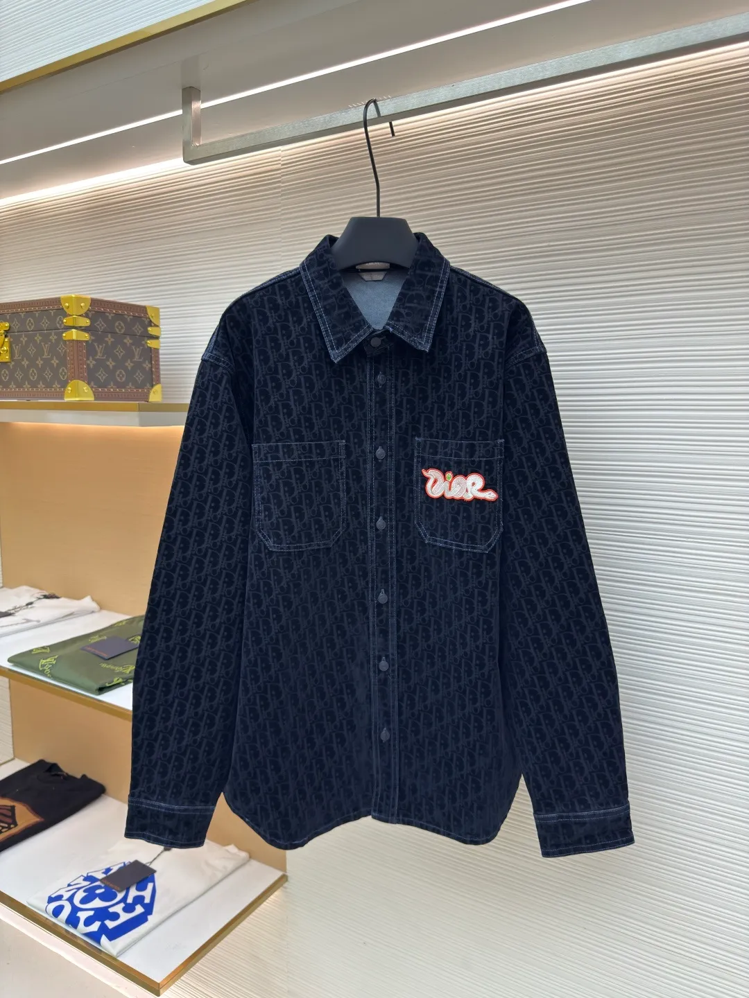 Diorx KAWS joint denim jacket ●Authentic product: purchased and developed by 10199 ●Item number: 1680584-B90 ●Material: blended denim ●Technology: embroidered patch ●Version: fitted version ●Weight: about 810 grams ●Size: 37-38-40-42-44 ●Description: Made of customized blue cotton blended denim fabric, with pockets on both sides of the front panel, a customized Dior letter leather patch on the back, and a DIOR AND KAWS embroidery design on the back hip, which reinterprets the Dior logo in a colorful snake shape. The placket is molded with custom Dior letter buttons of the same color, and the whole body is decorated with the same color Oblique print, truly a 1:1 copy. Close your eyes and enter