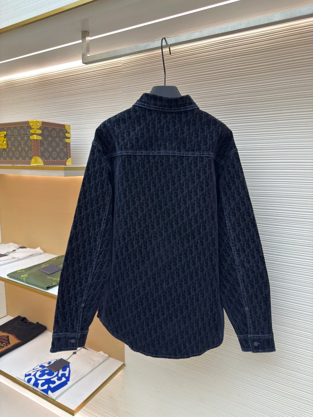 Diorx KAWS joint denim jacket ●Authentic product: purchased and developed by 10199 ●Item number: 1680584-B90 ●Material: blended denim ●Technology: embroidered patch ●Version: fitted version ●Weight: about 810 grams ●Size: 37-38-40-42-44 ●Description: Made of customized blue cotton blended denim fabric, with pockets on both sides of the front panel, a customized Dior letter leather patch on the back, and a DIOR AND KAWS embroidery design on the back hip, which reinterprets the Dior logo in a colorful snake shape. The placket is molded with custom Dior letter buttons of the same color, and the whole body is decorated with the same color Oblique print, truly a 1:1 copy. Close your eyes and enter