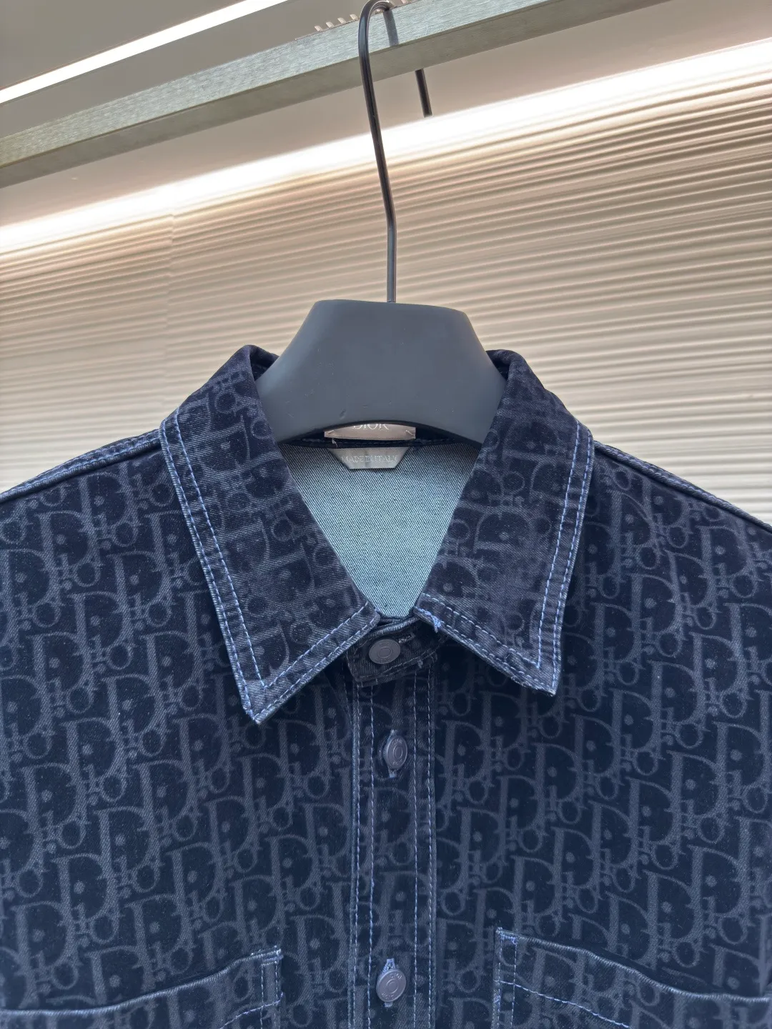 Diorx KAWS joint denim jacket ●Authentic product: purchased and developed by 10199 ●Item number: 1680584-B90 ●Material: blended denim ●Technology: embroidered patch ●Version: fitted version ●Weight: about 810 grams ●Size: 37-38-40-42-44 ●Description: Made of customized blue cotton blended denim fabric, with pockets on both sides of the front panel, a customized Dior letter leather patch on the back, and a DIOR AND KAWS embroidery design on the back hip, which reinterprets the Dior logo in a colorful snake shape. The placket is molded with custom Dior letter buttons of the same color, and the whole body is decorated with the same color Oblique print, truly a 1:1 copy. Close your eyes and enter