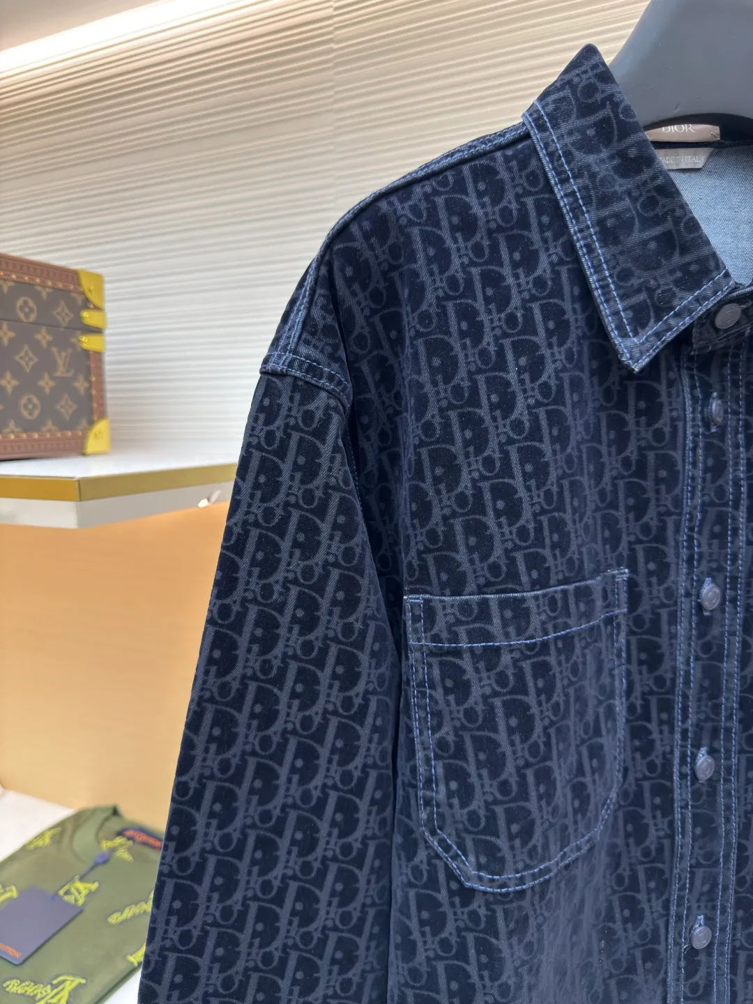 Diorx KAWS joint denim jacket ●Authentic product: purchased and developed by 10199 ●Item number: 1680584-B90 ●Material: blended denim ●Technology: embroidered patch ●Version: fitted version ●Weight: about 810 grams ●Size: 37-38-40-42-44 ●Description: Made of customized blue cotton blended denim fabric, with pockets on both sides of the front panel, a customized Dior letter leather patch on the back, and a DIOR AND KAWS embroidery design on the back hip, which reinterprets the Dior logo in a colorful snake shape. The placket is molded with custom Dior letter buttons of the same color, and the whole body is decorated with the same color Oblique print, truly a 1:1 copy. Close your eyes and enter