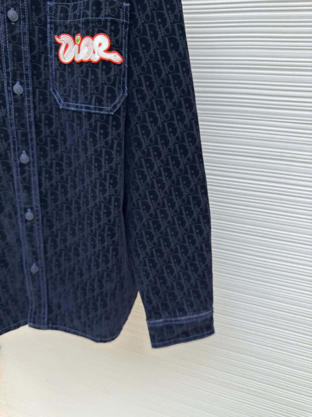 Diorx KAWS joint denim jacket ●Authentic product: purchased and developed by 10199 ●Item number: 1680584-B90 ●Material: blended denim ●Technology: embroidered patch ●Version: fitted version ●Weight: about 810 grams ●Size: 37-38-40-42-44 ●Description: Made of customized blue cotton blended denim fabric, with pockets on both sides of the front panel, a customized Dior letter leather patch on the back, and a DIOR AND KAWS embroidery design on the back hip, which reinterprets the Dior logo in a colorful snake shape. The placket is molded with custom Dior letter buttons of the same color, and the whole body is decorated with the same color Oblique print, truly a 1:1 copy. Close your eyes and enter