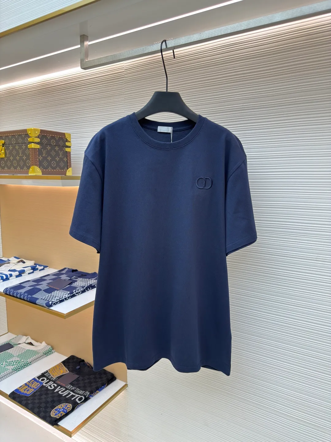 DIOR CD letter embroidery round neck short sleeves ●Authentic product: Purchased and developed for 5800 ●Item number: 1680435-A00 ●Fabric: pure cotton fabric ●Technology: embroidery process ●Version: fitted version ●Weight: about 340 grams ●Size: XS-S-M-L ●Description: Color is custom-woven and dyed, "CD" design on the chest. A perfect fashionable and trendy item! The oversize version is very slimming and can be worn with a T-skirt or shorts. Who wouldn’t love it? The texture of the customized fabric is super versatile and can be worn in all seasons. The overall routing is straight and delicate, the fabric is comfortable and soft, and the color is consistent with no color difference. It can be matched with the same style to create a fashionable look and control various occasions. Customized accessories, complete with three labels, same style for men and women!