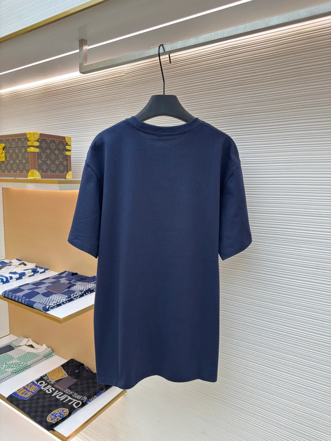 DIOR CD letter embroidery round neck short sleeves ●Authentic product: Purchased and developed for 5800 ●Item number: 1680435-A00 ●Fabric: pure cotton fabric ●Technology: embroidery process ●Version: fitted version ●Weight: about 340 grams ●Size: XS-S-M-L ●Description: Color is custom-woven and dyed, "CD" design on the chest. A perfect fashionable and trendy item! The oversize version is very slimming and can be worn with a T-skirt or shorts. Who wouldn’t love it? The texture of the customized fabric is super versatile and can be worn in all seasons. The overall routing is straight and delicate, the fabric is comfortable and soft, and the color is consistent with no color difference. It can be matched with the same style to create a fashionable look and control various occasions. Customized accessories, complete with three labels, same style for men and women!