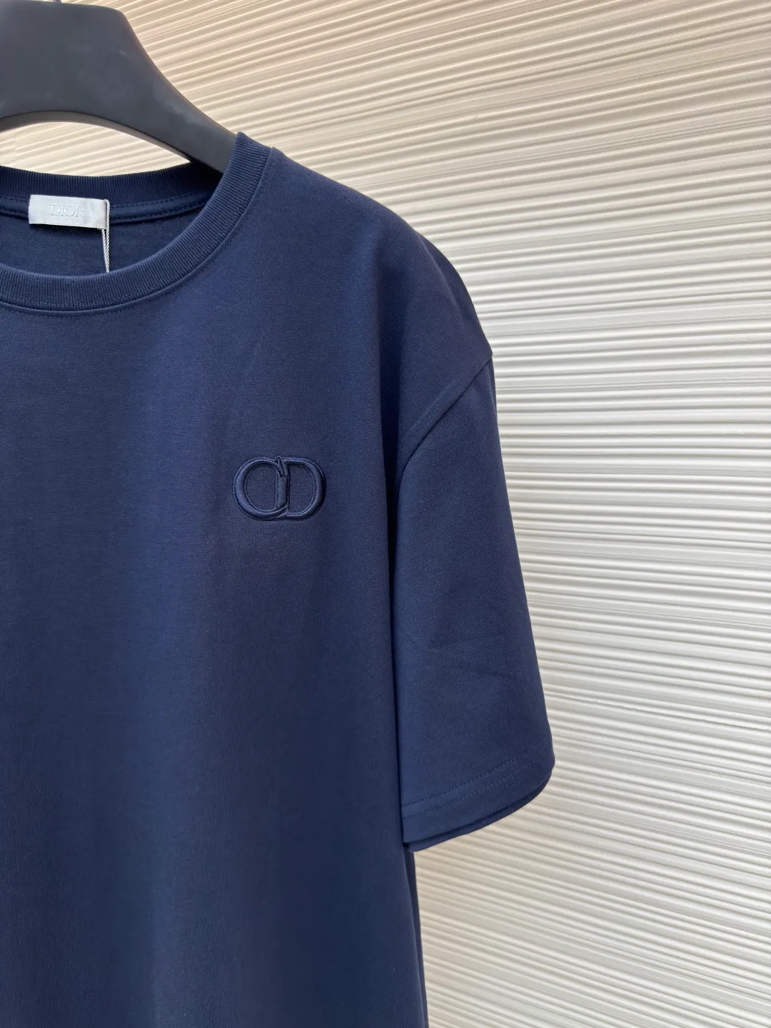 DIOR CD letter embroidery round neck short sleeves ●Authentic product: Purchased and developed for 5800 ●Item number: 1680435-A00 ●Fabric: pure cotton fabric ●Technology: embroidery process ●Version: fitted version ●Weight: about 340 grams ●Size: XS-S-M-L ●Description: Color is custom-woven and dyed, "CD" design on the chest. A perfect fashionable and trendy item! The oversize version is very slimming and can be worn with a T-skirt or shorts. Who wouldn’t love it? The texture of the customized fabric is super versatile and can be worn in all seasons. The overall routing is straight and delicate, the fabric is comfortable and soft, and the color is consistent with no color difference. It can be matched with the same style to create a fashionable look and control various occasions. Customized accessories, complete with three labels, same style for men and women!