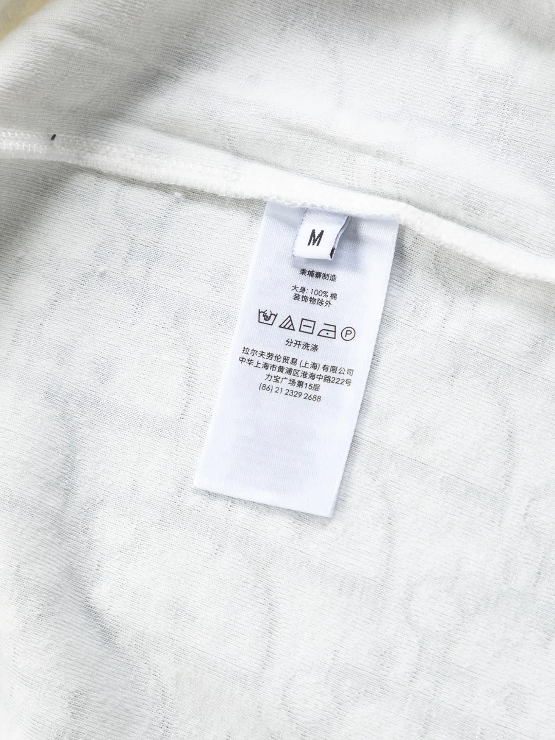 🅿️210 Dior Dior micro wide version CD micro wide version S-Xl 25ss forever unbeatable classic style permanent boutique counter eternal classic style CD letter dark pattern jacquard towel embroidered velvet🪡logo pattern As the leader in the luxury world, the D family is well-deserved. The first thing that catches the eye is the loose and comfortable black and white solid color version of the piece we are going to talk about today. The ribbed round collar has become the best modification of its version, and the D family has the upper body LOGO listed on the front, and the unique embroidery design of the letter logo patch highlights the texture! The most traditional modification method combined with the simplest color scale contrast forms the strongest and direct contrast, and this is often the most concise and clear minimalist modification method~~A nostalgic classic atmosphere also spreads in this work inadvertently! ! Featuring a distinctive 47 logo patch embroidery on the front, a unique tribute to Dior's historic year! Coupled with the blessing of 320 grams of cotton material, both the upper body comfort and the existence are unparalleled. It can be said to be a must-have companion in summer. The excellent breathability and comfortable wearing feeling are unparalleled~ Recommended! ! Color: Black and white Size: S-XL Size chart: S: Shoulder width 55-Bust 56-Length 71.5 M: Shoulder width 56.5-Bust 58-Length 73 L: Shoulder width 58-Bust 60-Length 74.5 XL: Shoulder width 59.5-Bust 62-Length 76