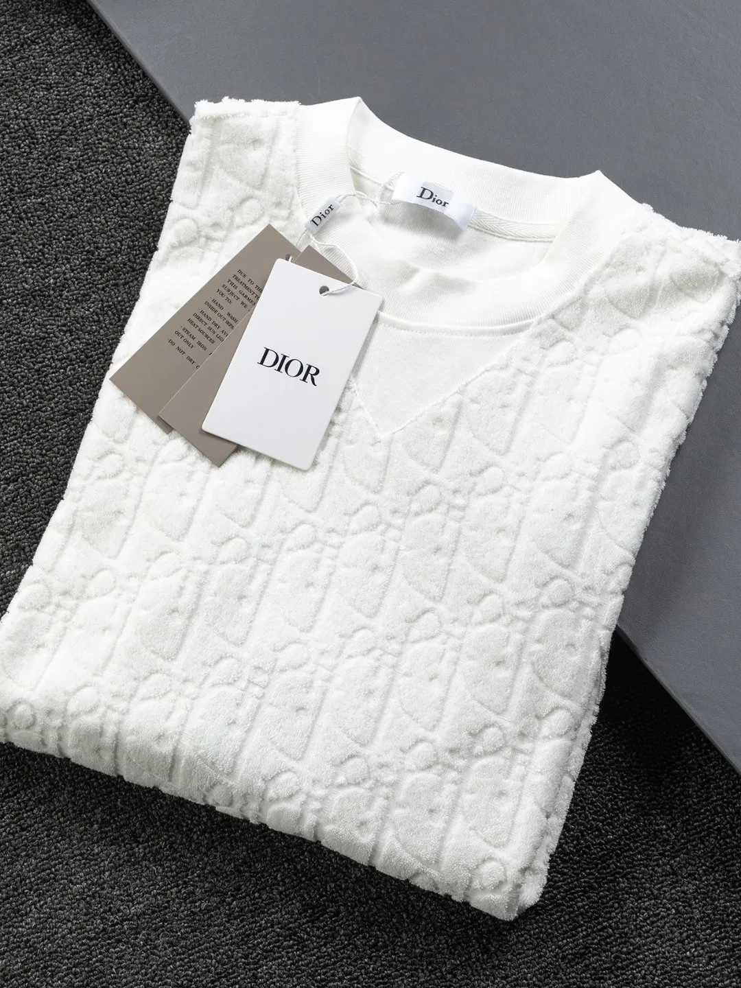 🅿️210 Dior Dior micro wide version CD micro wide version S-Xl 25ss forever unbeatable classic style permanent boutique counter eternal classic style CD letter dark pattern jacquard towel embroidered velvet🪡logo pattern As the leader in the luxury world, the D family is well-deserved. The first thing that catches the eye is the loose and comfortable black and white solid color version of the piece we are going to talk about today. The ribbed round collar has become the best modification of its version, and the D family has the upper body LOGO listed on the front, and the unique embroidery design of the letter logo patch highlights the texture! The most traditional modification method combined with the simplest color scale contrast forms the strongest and direct contrast, and this is often the most concise and clear minimalist modification method~~A nostalgic classic atmosphere also spreads in this work inadvertently! ! Featuring a distinctive 47 logo patch embroidery on the front, a unique tribute to Dior's historic year! Coupled with the blessing of 320 grams of cotton material, both the upper body comfort and the existence are unparalleled. It can be said to be a must-have companion in summer. The excellent breathability and comfortable wearing feeling are unparalleled~ Recommended! ! Color: Black and white Size: S-XL Size chart: S: Shoulder width 55-Bust 56-Length 71.5 M: Shoulder width 56.5-Bust 58-Length 73 L: Shoulder width 58-Bust 60-Length 74.5 XL: Shoulder width 59.5-Bust 62-Length 76