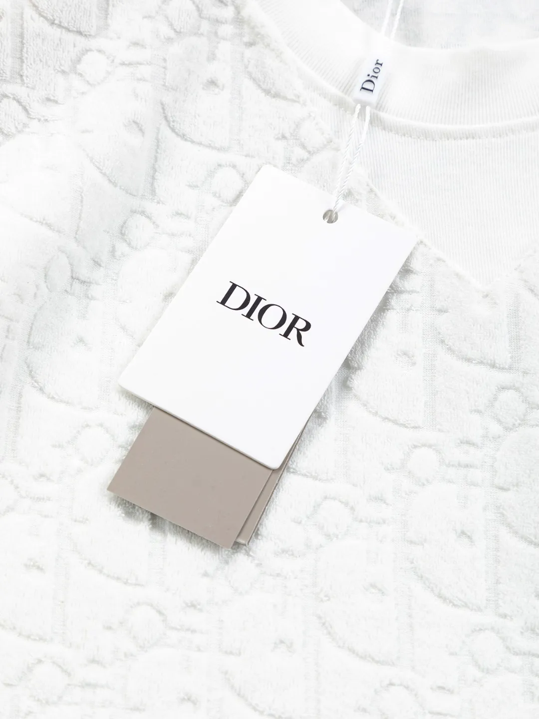 🅿️210 Dior Dior micro wide version CD micro wide version S-Xl 25ss forever unbeatable classic style permanent boutique counter eternal classic style CD letter dark pattern jacquard towel embroidered velvet🪡logo pattern As the leader in the luxury world, the D family is well-deserved. The first thing that catches the eye is the loose and comfortable black and white solid color version of the piece we are going to talk about today. The ribbed round collar has become the best modification of its version, and the D family has the upper body LOGO listed on the front, and the unique embroidery design of the letter logo patch highlights the texture! The most traditional modification method combined with the simplest color scale contrast forms the strongest and direct contrast, and this is often the most concise and clear minimalist modification method~~A nostalgic classic atmosphere also spreads in this work inadvertently! ! Featuring a distinctive 47 logo patch embroidery on the front, a unique tribute to Dior's historic year! Coupled with the blessing of 320 grams of cotton material, both the upper body comfort and the existence are unparalleled. It can be said to be a must-have companion in summer. The excellent breathability and comfortable wearing feeling are unparalleled~ Recommended! ! Color: Black and white Size: S-XL Size chart: S: Shoulder width 55-Bust 56-Length 71.5 M: Shoulder width 56.5-Bust 58-Length 73 L: Shoulder width 58-Bust 60-Length 74.5 XL: Shoulder width 59.5-Bust 62-Length 76