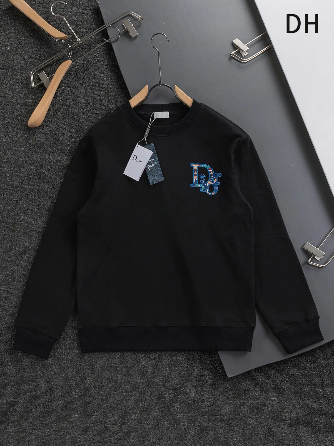 🅿️280 DIOR Dior CD micro wide version S-XL DIOR 25ss autumn and winter sweatshirt new product counter timeless classic style CD letter bee embroidery on the chest🪡logo pattern, dior bee large logo embroidery on the back🪡 As the leader in the luxury world, the D family is well-deserved. The first thing that catches the eye is the loose and comfortable black and white solid color version of the piece we are going to talk about today. The ribbed round collar has become the best modification of its version, and the D family has the upper body LOGO listed on the front, and the unique embroidery design of the letter logo patch highlights the texture! The most traditional modification method combined with the simplest color scale contrast forms the strongest and direct contrast, and this is often the most concise and clear minimalist modification method~~A nostalgic classic atmosphere also spreads in this work inadvertently! ! Featuring a distinctive 47 logo patch embroidery on the front, a unique tribute to Dior's historic year! Coupled with the blessing of 440 grams of cotton material, both the comfort of the upper body is unparalleled. It can be said to be a must-have companion in summer. The excellent breathability and comfortable wearing feeling are unparalleled~ Recommended! ! Color: Black and white Size: S-XL Size chart: S: Shoulder width 51-Bust 56-Length 69 M: Shoulder width 52.5-Bust 58-Length 71 L: Shoulder width 54-Bust 60-Length 73 XL: Shoulder width 55.5-Bust 62-Length 75