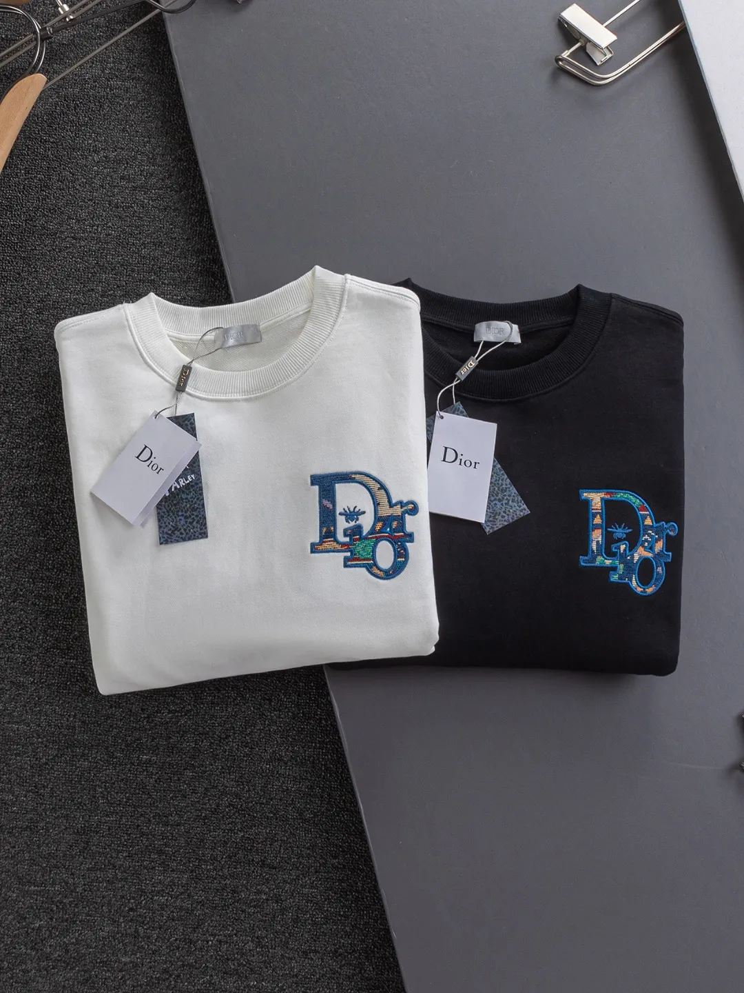 🅿️280 DIOR Dior CD micro wide version S-XL DIOR 25ss autumn and winter sweatshirt new product counter timeless classic style CD letter bee embroidery on the chest🪡logo pattern, dior bee large logo embroidery on the back🪡 As the leader in the luxury world, the D family is well-deserved. The first thing that catches the eye is the loose and comfortable black and white solid color version of the piece we are going to talk about today. The ribbed round collar has become the best modification of its version, and the D family has the upper body LOGO listed on the front, and the unique embroidery design of the letter logo patch highlights the texture! The most traditional modification method combined with the simplest color scale contrast forms the strongest and direct contrast, and this is often the most concise and clear minimalist modification method~~A nostalgic classic atmosphere also spreads in this work inadvertently! ! Featuring a distinctive 47 logo patch embroidery on the front, a unique tribute to Dior's historic year! Coupled with the blessing of 440 grams of cotton material, both the comfort of the upper body is unparalleled. It can be said to be a must-have companion in summer. The excellent breathability and comfortable wearing feeling are unparalleled~ Recommended! ! Color: Black and white Size: S-XL Size chart: S: Shoulder width 51-Bust 56-Length 69 M: Shoulder width 52.5-Bust 58-Length 71 L: Shoulder width 54-Bust 60-Length 73 XL: Shoulder width 55.5-Bust 62-Length 75