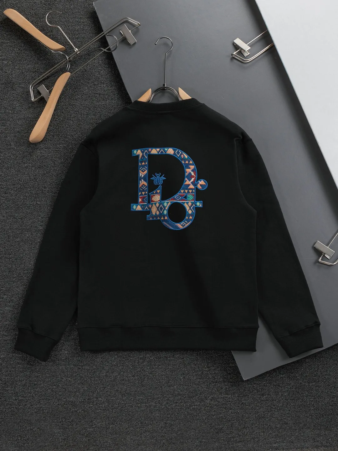 🅿️280 DIOR Dior CD micro wide version S-XL DIOR 25ss autumn and winter sweatshirt new product counter timeless classic style CD letter bee embroidery on the chest🪡logo pattern, dior bee large logo embroidery on the back🪡 As the leader in the luxury world, the D family is well-deserved. The first thing that catches the eye is the loose and comfortable black and white solid color version of the piece we are going to talk about today. The ribbed round collar has become the best modification of its version, and the D family has the upper body LOGO listed on the front, and the unique embroidery design of the letter logo patch highlights the texture! The most traditional modification method combined with the simplest color scale contrast forms the strongest and direct contrast, and this is often the most concise and clear minimalist modification method~~A nostalgic classic atmosphere also spreads in this work inadvertently! ! Featuring a distinctive 47 logo patch embroidery on the front, a unique tribute to Dior's historic year! Coupled with the blessing of 440 grams of cotton material, both the comfort of the upper body is unparalleled. It can be said to be a must-have companion in summer. The excellent breathability and comfortable wearing feeling are unparalleled~ Recommended! ! Color: Black and white Size: S-XL Size chart: S: Shoulder width 51-Bust 56-Length 69 M: Shoulder width 52.5-Bust 58-Length 71 L: Shoulder width 54-Bust 60-Length 73 XL: Shoulder width 55.5-Bust 62-Length 75