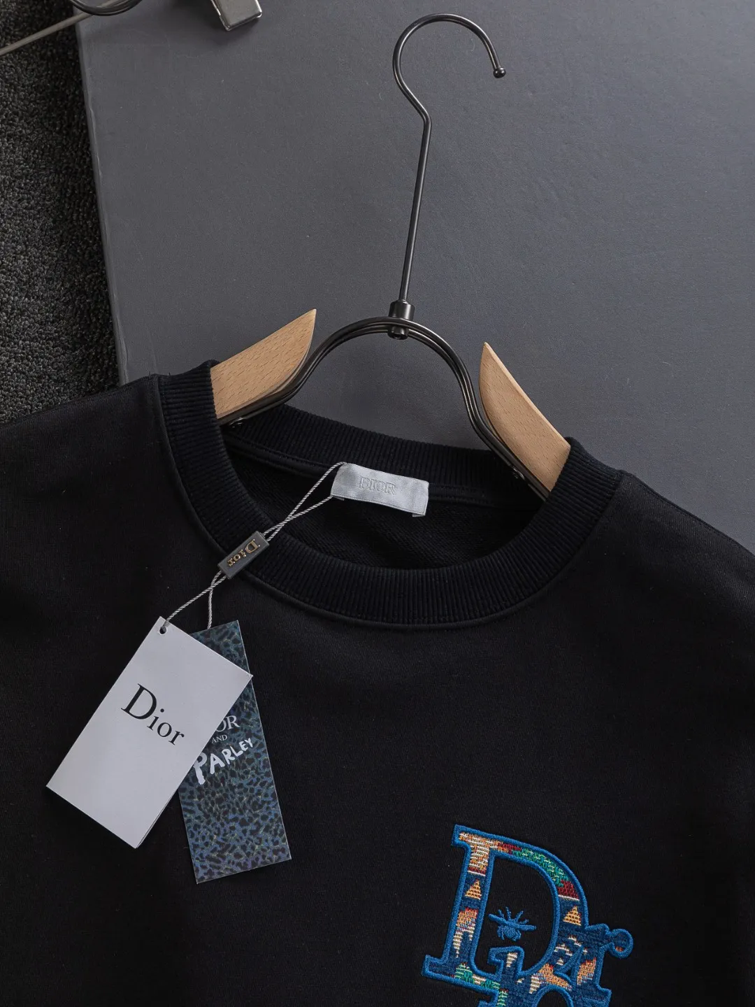🅿️280 DIOR Dior CD micro wide version S-XL DIOR 25ss autumn and winter sweatshirt new product counter timeless classic style CD letter bee embroidery on the chest🪡logo pattern, dior bee large logo embroidery on the back🪡 As the leader in the luxury world, the D family is well-deserved. The first thing that catches the eye is the loose and comfortable black and white solid color version of the piece we are going to talk about today. The ribbed round collar has become the best modification of its version, and the D family has the upper body LOGO listed on the front, and the unique embroidery design of the letter logo patch highlights the texture! The most traditional modification method combined with the simplest color scale contrast forms the strongest and direct contrast, and this is often the most concise and clear minimalist modification method~~A nostalgic classic atmosphere also spreads in this work inadvertently! ! Featuring a distinctive 47 logo patch embroidery on the front, a unique tribute to Dior's historic year! Coupled with the blessing of 440 grams of cotton material, both the comfort of the upper body is unparalleled. It can be said to be a must-have companion in summer. The excellent breathability and comfortable wearing feeling are unparalleled~ Recommended! ! Color: Black and white Size: S-XL Size chart: S: Shoulder width 51-Bust 56-Length 69 M: Shoulder width 52.5-Bust 58-Length 71 L: Shoulder width 54-Bust 60-Length 73 XL: Shoulder width 55.5-Bust 62-Length 75