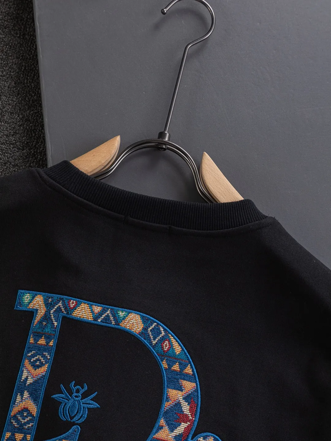 🅿️280 DIOR Dior CD micro wide version S-XL DIOR 25ss autumn and winter sweatshirt new product counter timeless classic style CD letter bee embroidery on the chest🪡logo pattern, dior bee large logo embroidery on the back🪡 As the leader in the luxury world, the D family is well-deserved. The first thing that catches the eye is the loose and comfortable black and white solid color version of the piece we are going to talk about today. The ribbed round collar has become the best modification of its version, and the D family has the upper body LOGO listed on the front, and the unique embroidery design of the letter logo patch highlights the texture! The most traditional modification method combined with the simplest color scale contrast forms the strongest and direct contrast, and this is often the most concise and clear minimalist modification method~~A nostalgic classic atmosphere also spreads in this work inadvertently! ! Featuring a distinctive 47 logo patch embroidery on the front, a unique tribute to Dior's historic year! Coupled with the blessing of 440 grams of cotton material, both the comfort of the upper body is unparalleled. It can be said to be a must-have companion in summer. The excellent breathability and comfortable wearing feeling are unparalleled~ Recommended! ! Color: Black and white Size: S-XL Size chart: S: Shoulder width 51-Bust 56-Length 69 M: Shoulder width 52.5-Bust 58-Length 71 L: Shoulder width 54-Bust 60-Length 73 XL: Shoulder width 55.5-Bust 62-Length 75