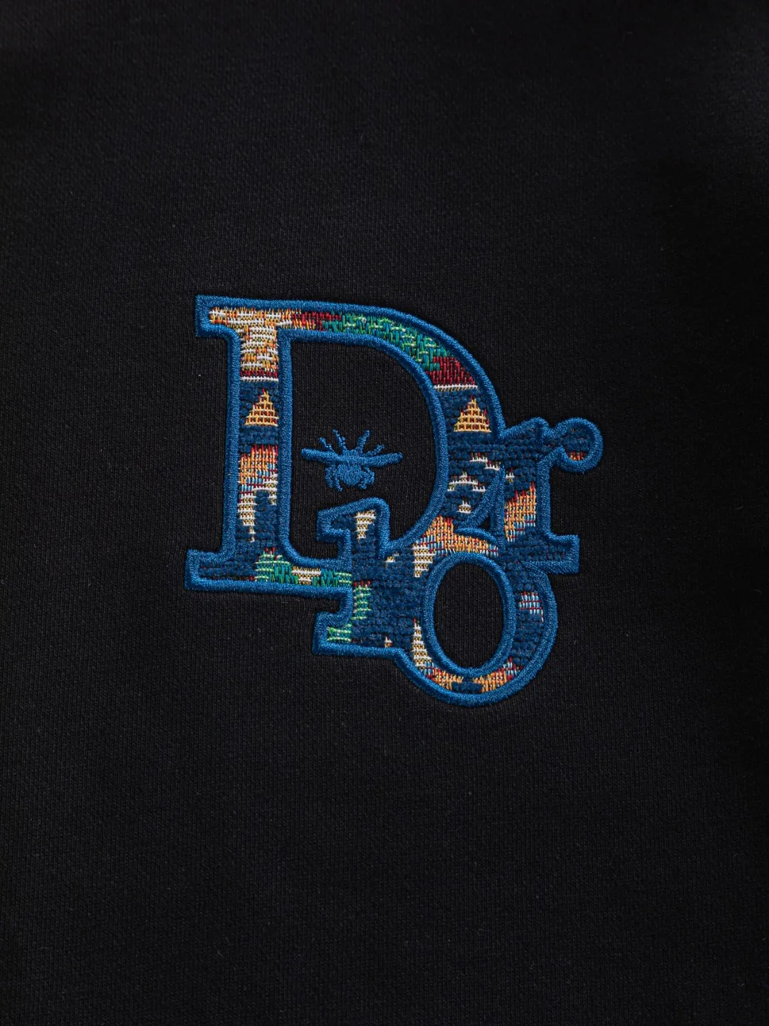 🅿️280 DIOR Dior CD micro wide version S-XL DIOR 25ss autumn and winter sweatshirt new product counter timeless classic style CD letter bee embroidery on the chest🪡logo pattern, dior bee large logo embroidery on the back🪡 As the leader in the luxury world, the D family is well-deserved. The first thing that catches the eye is the loose and comfortable black and white solid color version of the piece we are going to talk about today. The ribbed round collar has become the best modification of its version, and the D family has the upper body LOGO listed on the front, and the unique embroidery design of the letter logo patch highlights the texture! The most traditional modification method combined with the simplest color scale contrast forms the strongest and direct contrast, and this is often the most concise and clear minimalist modification method~~A nostalgic classic atmosphere also spreads in this work inadvertently! ! Featuring a distinctive 47 logo patch embroidery on the front, a unique tribute to Dior's historic year! Coupled with the blessing of 440 grams of cotton material, both the comfort of the upper body is unparalleled. It can be said to be a must-have companion in summer. The excellent breathability and comfortable wearing feeling are unparalleled~ Recommended! ! Color: Black and white Size: S-XL Size chart: S: Shoulder width 51-Bust 56-Length 69 M: Shoulder width 52.5-Bust 58-Length 71 L: Shoulder width 54-Bust 60-Length 73 XL: Shoulder width 55.5-Bust 62-Length 75