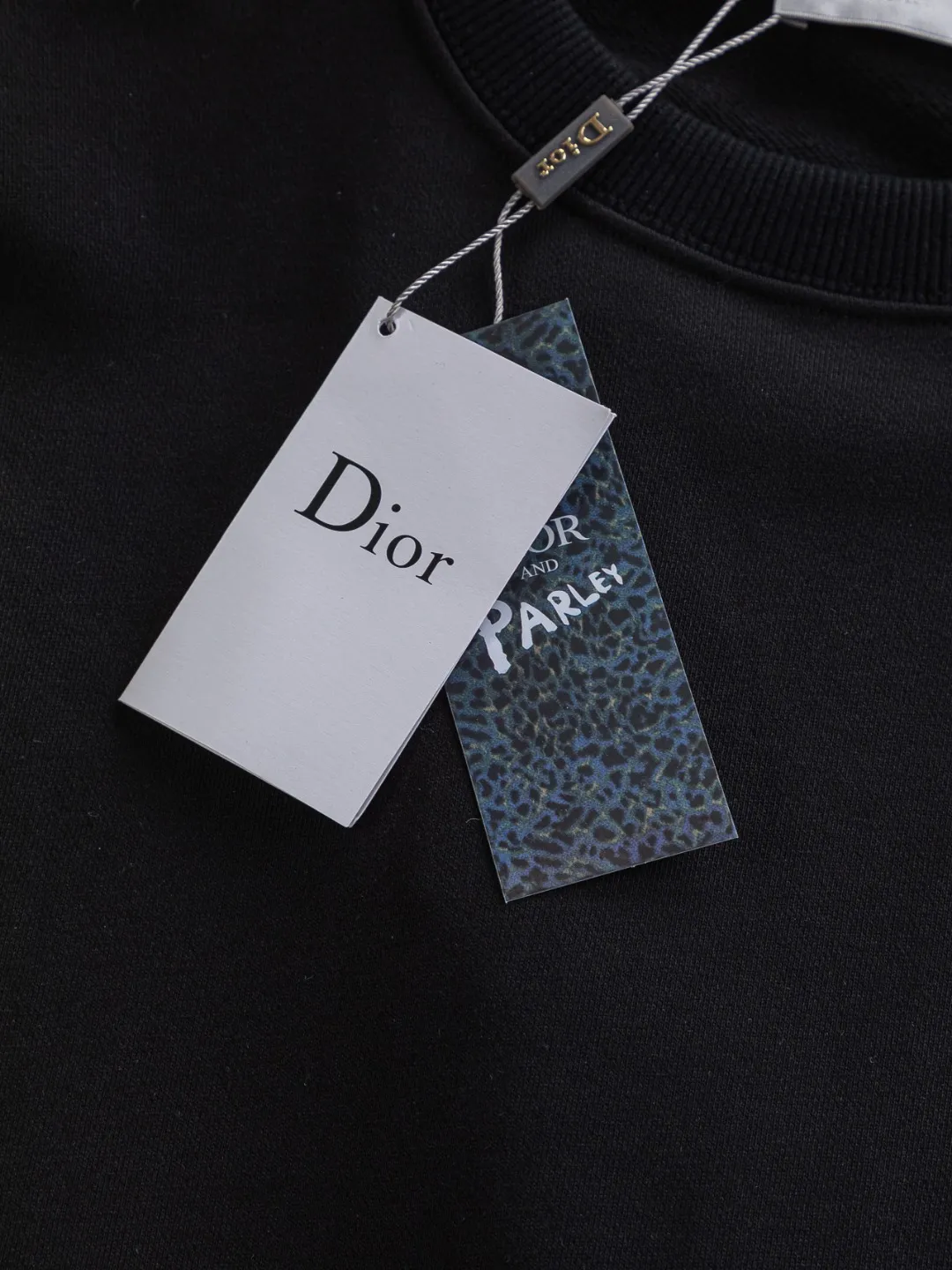 🅿️280 DIOR Dior CD micro wide version S-XL DIOR 25ss autumn and winter sweatshirt new product counter timeless classic style CD letter bee embroidery on the chest🪡logo pattern, dior bee large logo embroidery on the back🪡 As the leader in the luxury world, the D family is well-deserved. The first thing that catches the eye is the loose and comfortable black and white solid color version of the piece we are going to talk about today. The ribbed round collar has become the best modification of its version, and the D family has the upper body LOGO listed on the front, and the unique embroidery design of the letter logo patch highlights the texture! The most traditional modification method combined with the simplest color scale contrast forms the strongest and direct contrast, and this is often the most concise and clear minimalist modification method~~A nostalgic classic atmosphere also spreads in this work inadvertently! ! Featuring a distinctive 47 logo patch embroidery on the front, a unique tribute to Dior's historic year! Coupled with the blessing of 440 grams of cotton material, both the comfort of the upper body is unparalleled. It can be said to be a must-have companion in summer. The excellent breathability and comfortable wearing feeling are unparalleled~ Recommended! ! Color: Black and white Size: S-XL Size chart: S: Shoulder width 51-Bust 56-Length 69 M: Shoulder width 52.5-Bust 58-Length 71 L: Shoulder width 54-Bust 60-Length 73 XL: Shoulder width 55.5-Bust 62-Length 75
