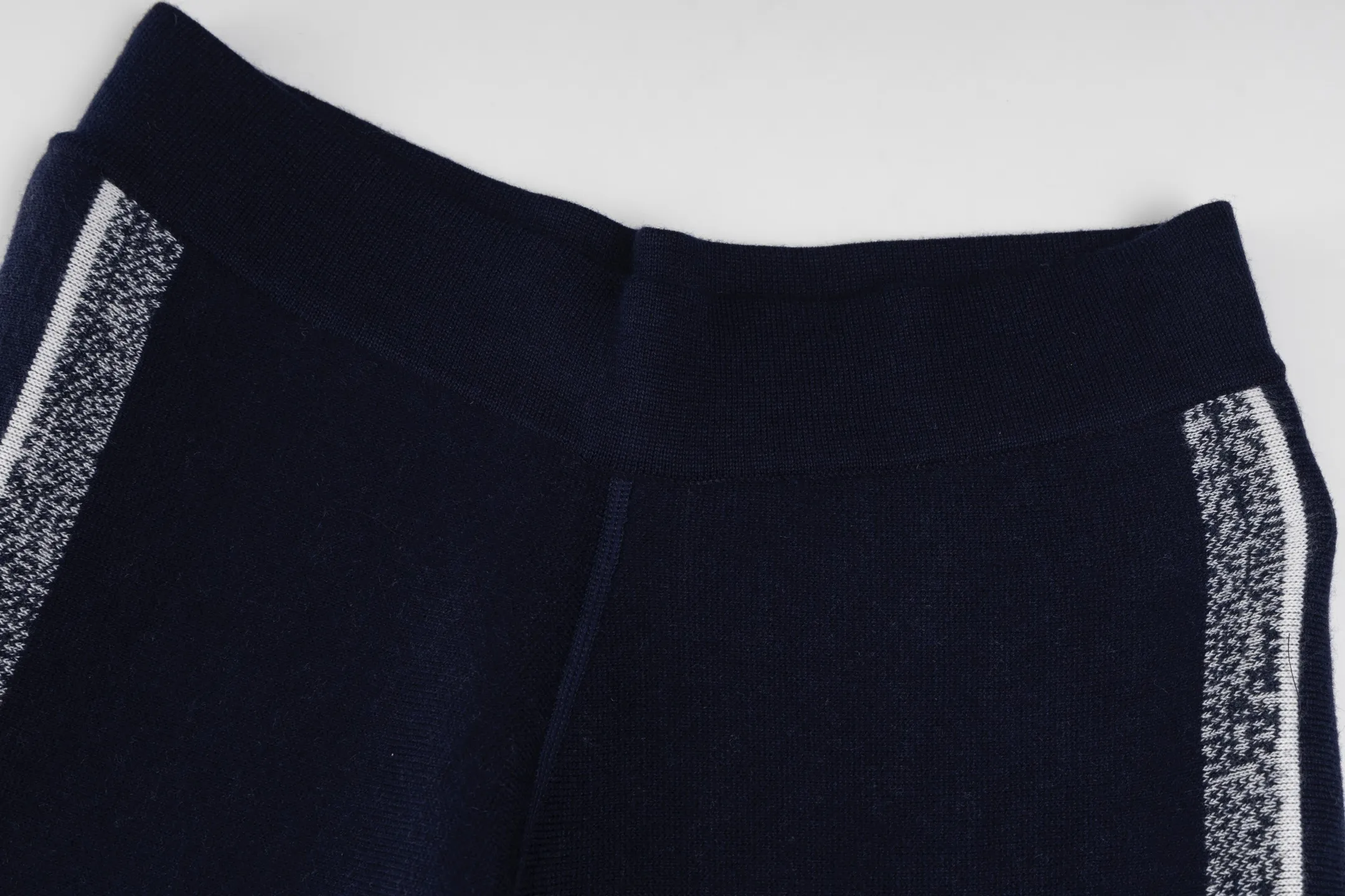 🅿️480 [Exclusive supply] CD 25FW presbyopic reversible cashmere trousers (navy blue) The fabric is made of imported cashmere yarn double-sided jacquard fabric and can be worn on both sides. The fabric uses monogram jacquard double weaving technology to present the brand's iconic presbyopia pattern, which combines luxurious texture with practical functions. Swiss machine embroidery stitching technology ensures every detail is exquisite and perfect, and the stitches are even and delicate. The classic straight-leg design subtly modifies the leg lines, making the upper body slim and elegant. Double-sided jacquard technology keeps both sides of the fabric flat and crisp, making it comfortable and layered. Selected high-quality cashmere yarn brings a soft and skin-friendly touch experience while having good warmth retention and breathability. The overall craftsmanship is exquisite, and high-end quality is reflected from fabric weaving to finished product sewing. It is an exquisite item that is both fashionable and practical. Size:S/M/L