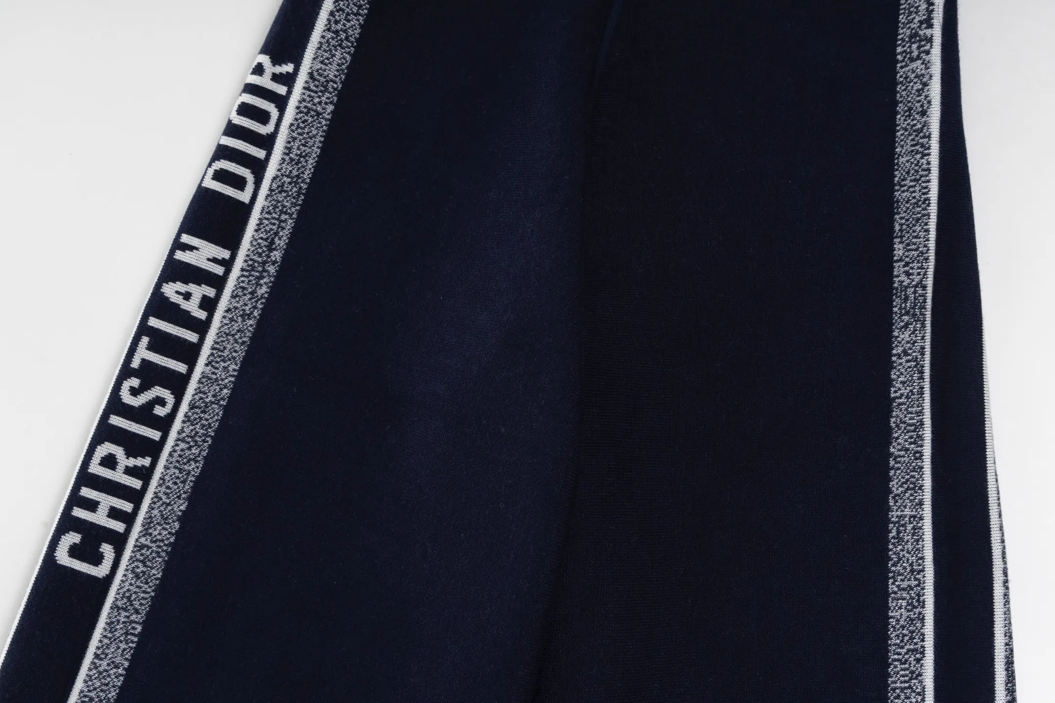 🅿️480 [Exclusive supply] CD 25FW presbyopic reversible cashmere trousers (navy blue) The fabric is made of imported cashmere yarn double-sided jacquard fabric and can be worn on both sides. The fabric uses monogram jacquard double weaving technology to present the brand's iconic presbyopia pattern, which combines luxurious texture with practical functions. Swiss machine embroidery stitching technology ensures every detail is exquisite and perfect, and the stitches are even and delicate. The classic straight-leg design subtly modifies the leg lines, making the upper body slim and elegant. Double-sided jacquard technology keeps both sides of the fabric flat and crisp, making it comfortable and layered. Selected high-quality cashmere yarn brings a soft and skin-friendly touch experience while having good warmth retention and breathability. The overall craftsmanship is exquisite, and high-end quality is reflected from fabric weaving to finished product sewing. It is an exquisite item that is both fashionable and practical. Size:S/M/L