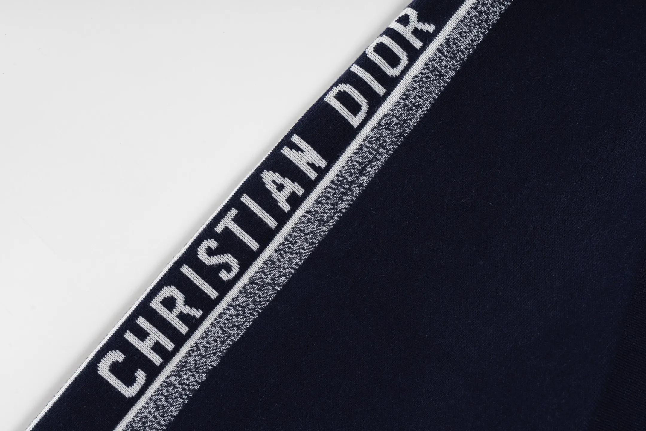 🅿️480 [Exclusive supply] CD 25FW presbyopic reversible cashmere trousers (navy blue) The fabric is made of imported cashmere yarn double-sided jacquard fabric and can be worn on both sides. The fabric uses monogram jacquard double weaving technology to present the brand's iconic presbyopia pattern, which combines luxurious texture with practical functions. Swiss machine embroidery stitching technology ensures every detail is exquisite and perfect, and the stitches are even and delicate. The classic straight-leg design subtly modifies the leg lines, making the upper body slim and elegant. Double-sided jacquard technology keeps both sides of the fabric flat and crisp, making it comfortable and layered. Selected high-quality cashmere yarn brings a soft and skin-friendly touch experience while having good warmth retention and breathability. The overall craftsmanship is exquisite, and high-end quality is reflected from fabric weaving to finished product sewing. It is an exquisite item that is both fashionable and practical. Size:S/M/L