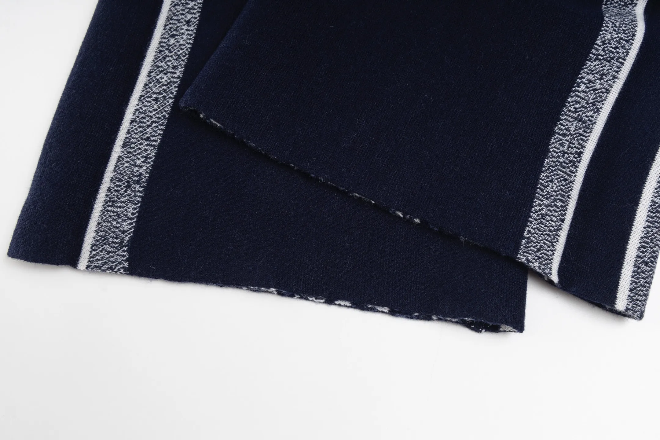 🅿️480 [Exclusive supply] CD 25FW presbyopic reversible cashmere trousers (navy blue) The fabric is made of imported cashmere yarn double-sided jacquard fabric and can be worn on both sides. The fabric uses monogram jacquard double weaving technology to present the brand's iconic presbyopia pattern, which combines luxurious texture with practical functions. Swiss machine embroidery stitching technology ensures every detail is exquisite and perfect, and the stitches are even and delicate. The classic straight-leg design subtly modifies the leg lines, making the upper body slim and elegant. Double-sided jacquard technology keeps both sides of the fabric flat and crisp, making it comfortable and layered. Selected high-quality cashmere yarn brings a soft and skin-friendly touch experience while having good warmth retention and breathability. The overall craftsmanship is exquisite, and high-end quality is reflected from fabric weaving to finished product sewing. It is an exquisite item that is both fashionable and practical. Size:S/M/L