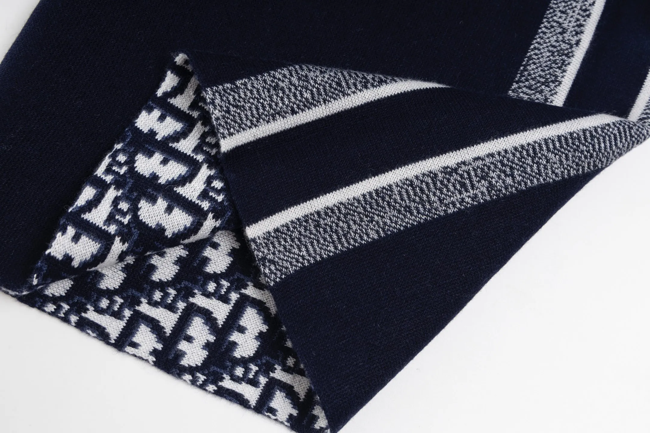 🅿️480 [Exclusive supply] CD 25FW presbyopic reversible cashmere trousers (navy blue) The fabric is made of imported cashmere yarn double-sided jacquard fabric and can be worn on both sides. The fabric uses monogram jacquard double weaving technology to present the brand's iconic presbyopia pattern, which combines luxurious texture with practical functions. Swiss machine embroidery stitching technology ensures every detail is exquisite and perfect, and the stitches are even and delicate. The classic straight-leg design subtly modifies the leg lines, making the upper body slim and elegant. Double-sided jacquard technology keeps both sides of the fabric flat and crisp, making it comfortable and layered. Selected high-quality cashmere yarn brings a soft and skin-friendly touch experience while having good warmth retention and breathability. The overall craftsmanship is exquisite, and high-end quality is reflected from fabric weaving to finished product sewing. It is an exquisite item that is both fashionable and practical. Size:S/M/L