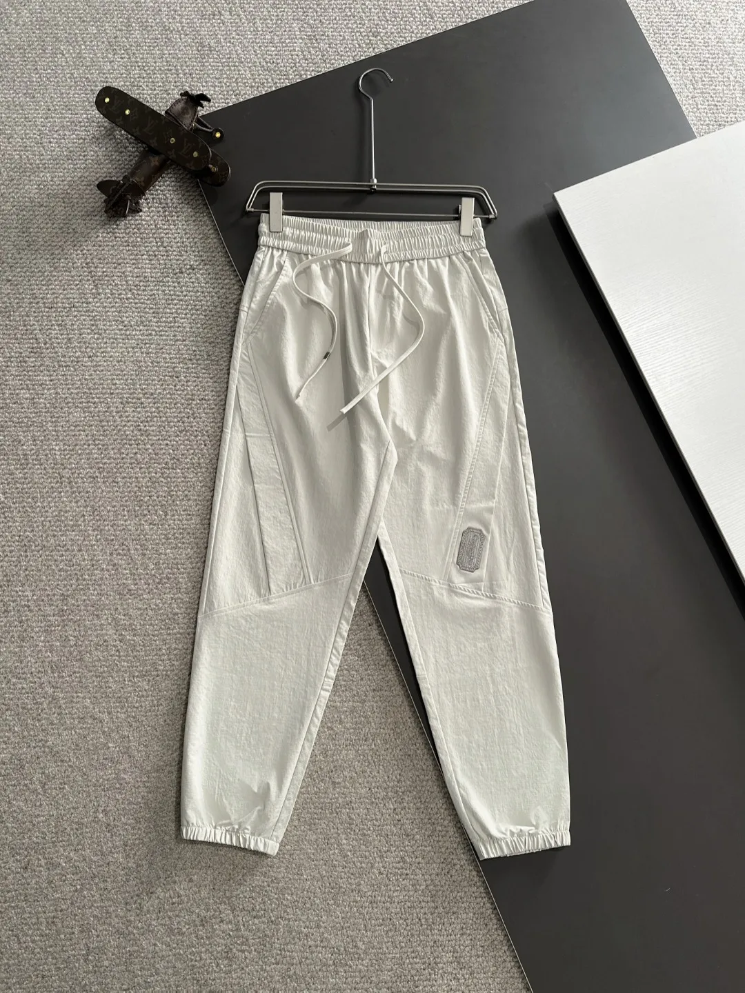 🅿️400 next day shipping Dior 2025 spring and summer new elastic band casual pants, thin counter custom fabrics, high breathability and comfort, impeccable details, brand element design concept, reflecting high quality. It feels delicate and soft! It presents a casual cut and the upper body shape is great! Size: M-4XL