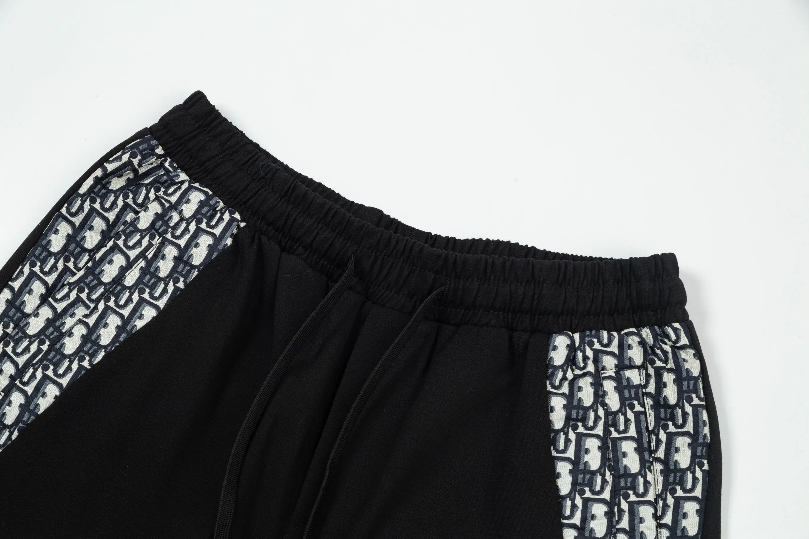 🅿️190 2025 Dior Dior new knitted shorts, customized fabric, knitted technology printed logo. The version is tight and three-dimensional, with straight stripe splicing. The customized trouser cord hardware has strong texture and smoothness. The upper body is comfortable and breathable. The concave and convex three-dimensional sense makes it a fashionable and casual outfit. Color: White-Black Size: M-4XL