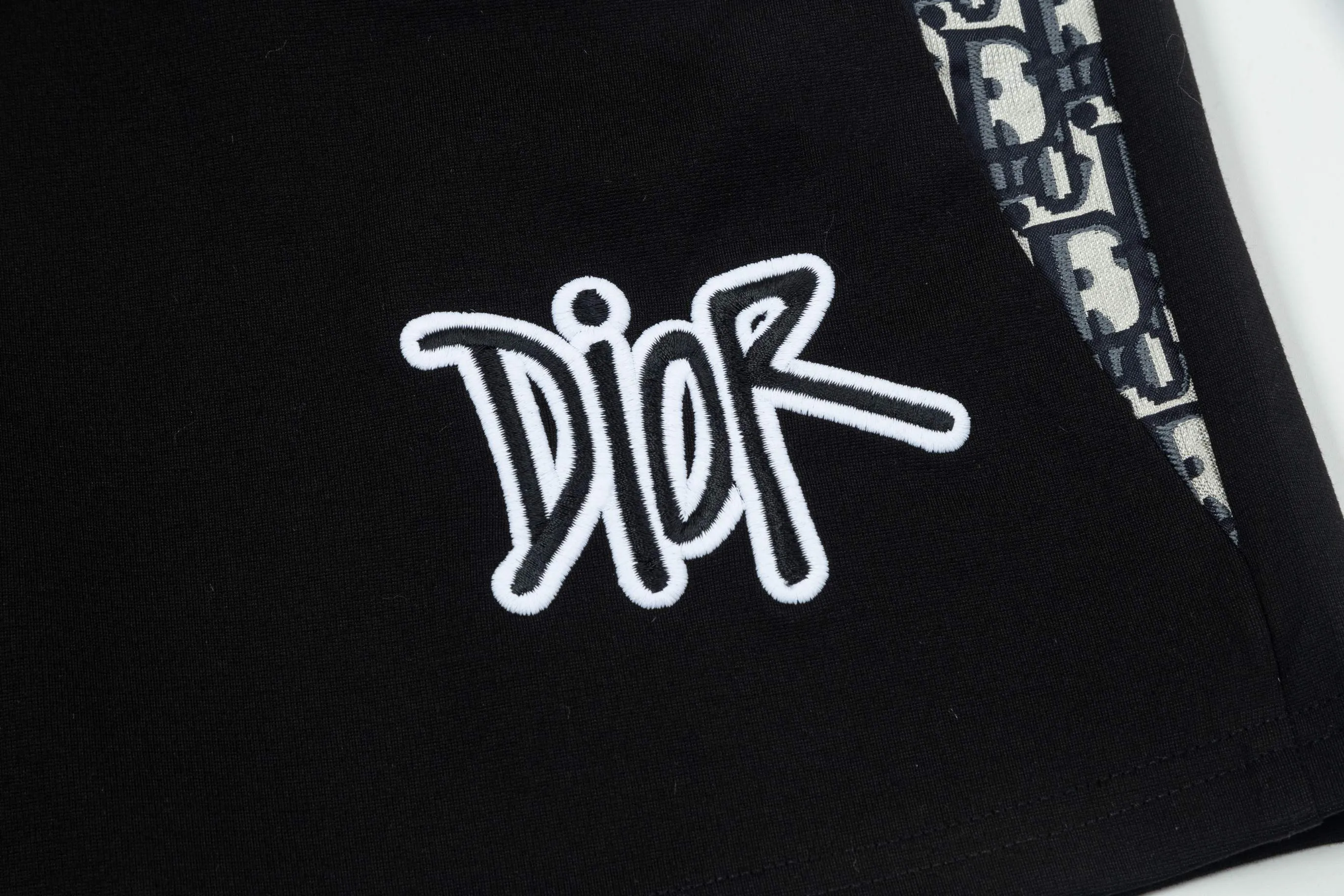 🅿️190 2025 Dior Dior new knitted shorts, customized fabric, knitted technology printed logo. The version is tight and three-dimensional, with straight stripe splicing. The customized trouser cord hardware has strong texture and smoothness. The upper body is comfortable and breathable. The concave and convex three-dimensional sense makes it a fashionable and casual outfit. Color: White-Black Size: M-4XL