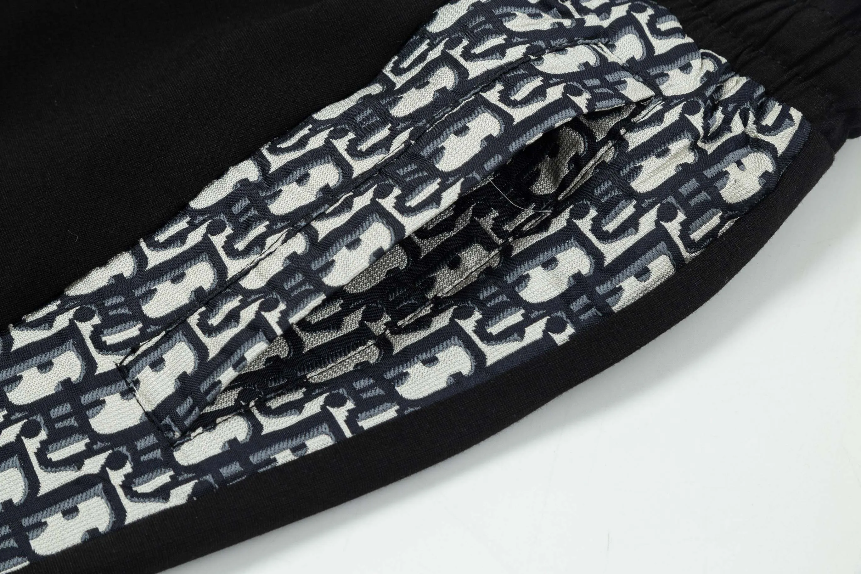 🅿️190 2025 Dior Dior new knitted shorts, customized fabric, knitted technology printed logo. The version is tight and three-dimensional, with straight stripe splicing. The customized trouser cord hardware has strong texture and smoothness. The upper body is comfortable and breathable. The concave and convex three-dimensional sense makes it a fashionable and casual outfit. Color: White-Black Size: M-4XL