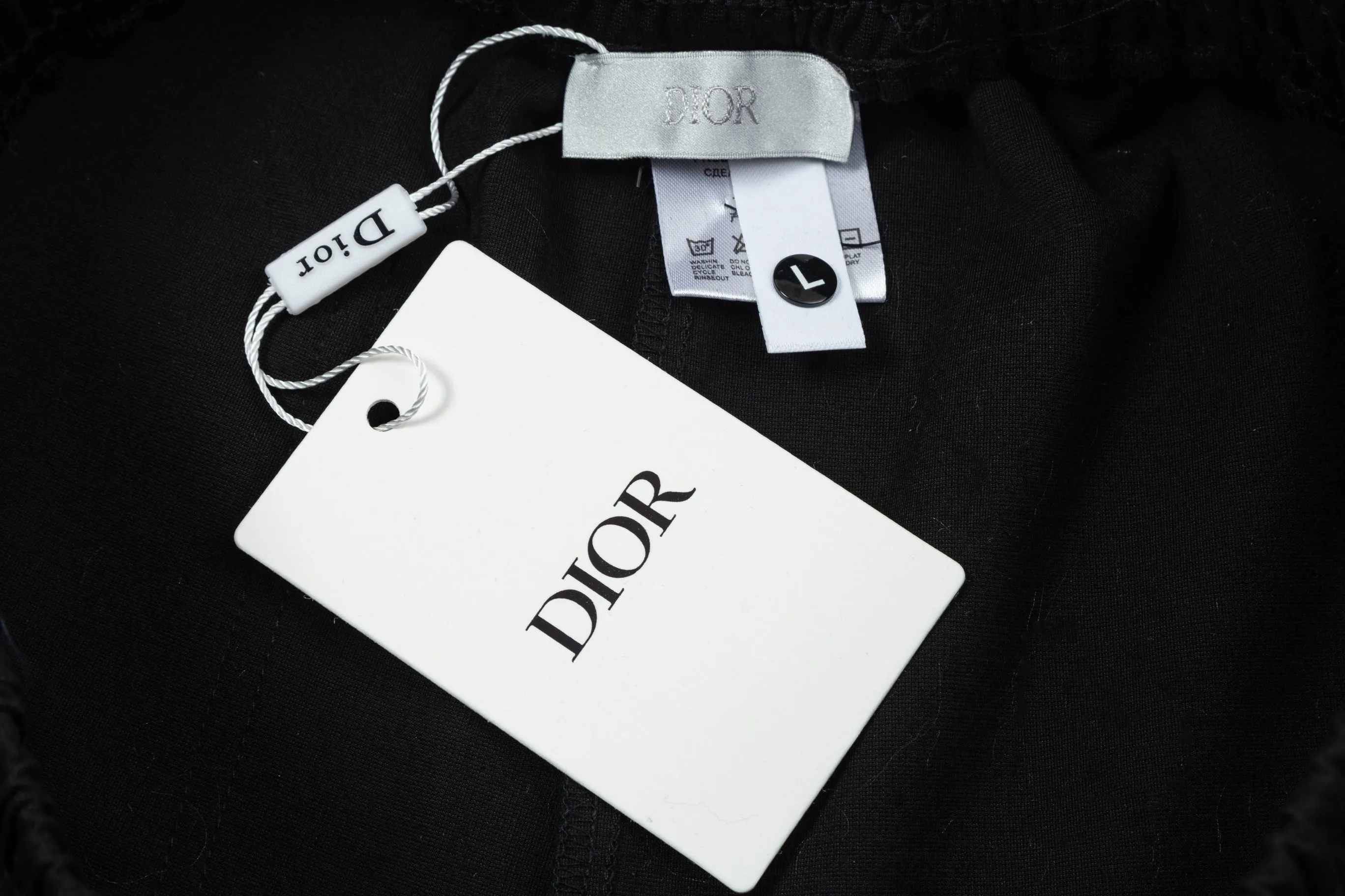 🅿️190 2025 Dior Dior new knitted shorts, customized fabric, knitted technology printed logo. The version is tight and three-dimensional, with straight stripe splicing. The customized trouser cord hardware has strong texture and smoothness. The upper body is comfortable and breathable. The concave and convex three-dimensional sense makes it a fashionable and casual outfit. Color: White-Black Size: M-4XL