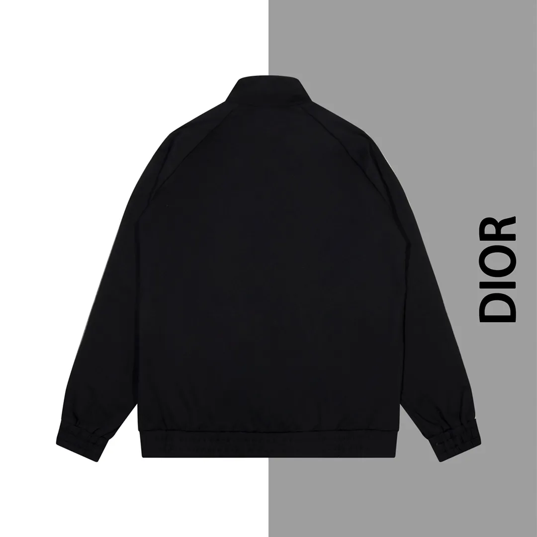 🅿️310 Style No. #F43 Dior webbing small label embroidered jacket Same style as DIOR official website Craftsmanship: full chest with consistent embroidered small label Fabric: 380g pure cotton Golden Horse Rowan Supporting: complete three labels Cardboard oil paper code sticker packaging High temperature pre-shrinking process before making, no shrinkage and deformation os version Can wear up to 200 pounds Manual measurement of size Error of 2-3cm is normal Color: Black size:s m l xl