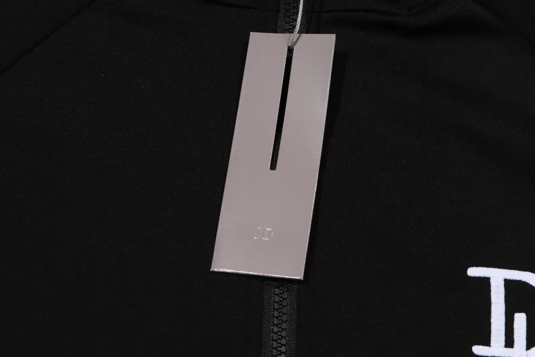 🅿️310 Style No. #F43 Dior webbing small label embroidered jacket Same style as DIOR official website Craftsmanship: full chest with consistent embroidered small label Fabric: 380g pure cotton Golden Horse Rowan Supporting: complete three labels Cardboard oil paper code sticker packaging High temperature pre-shrinking process before making, no shrinkage and deformation os version Can wear up to 200 pounds Manual measurement of size Error of 2-3cm is normal Color: Black size:s m l xl