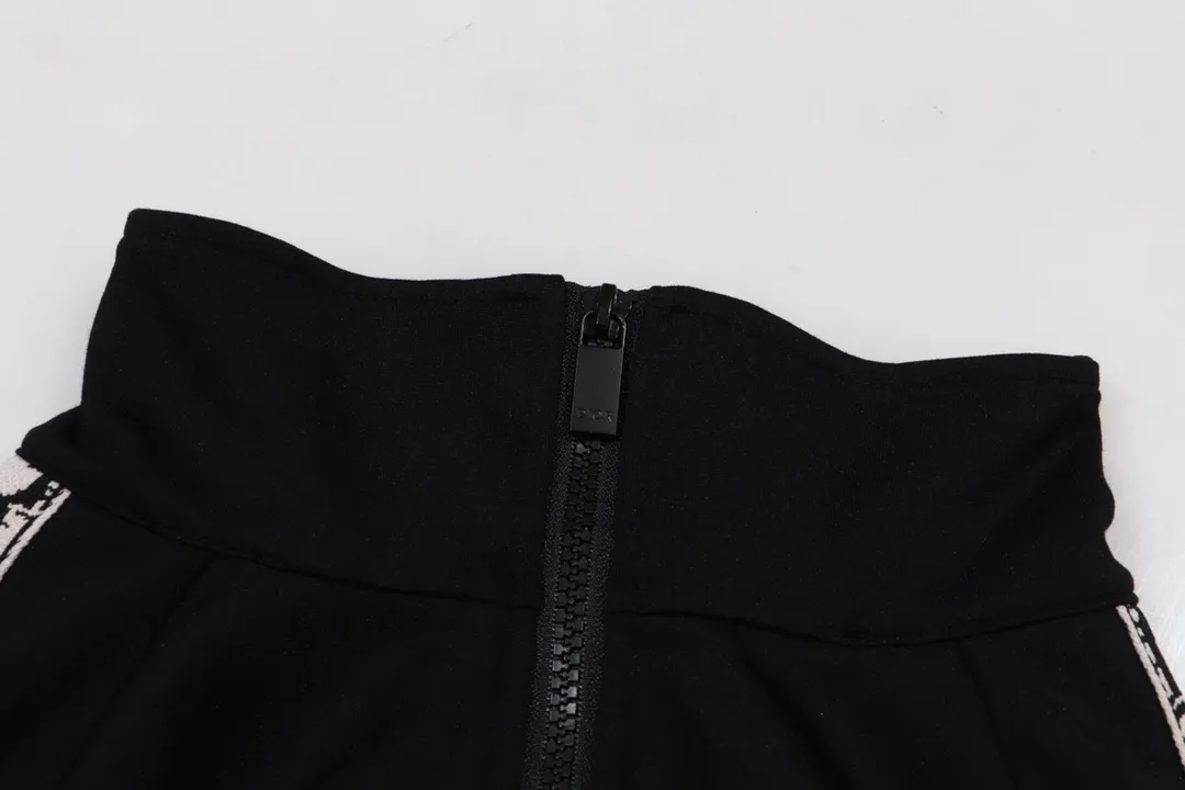 🅿️310 Style No. #F43 Dior webbing small label embroidered jacket Same style as DIOR official website Craftsmanship: full chest with consistent embroidered small label Fabric: 380g pure cotton Golden Horse Rowan Supporting: complete three labels Cardboard oil paper code sticker packaging High temperature pre-shrinking process before making, no shrinkage and deformation os version Can wear up to 200 pounds Manual measurement of size Error of 2-3cm is normal Color: Black size:s m l xl