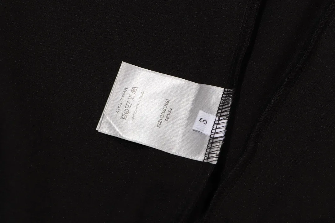 🅿️310 Style No. #F43 Dior webbing small label embroidered jacket Same style as DIOR official website Craftsmanship: full chest with consistent embroidered small label Fabric: 380g pure cotton Golden Horse Rowan Supporting: complete three labels Cardboard oil paper code sticker packaging High temperature pre-shrinking process before making, no shrinkage and deformation os version Can wear up to 200 pounds Manual measurement of size Error of 2-3cm is normal Color: Black size:s m l xl
