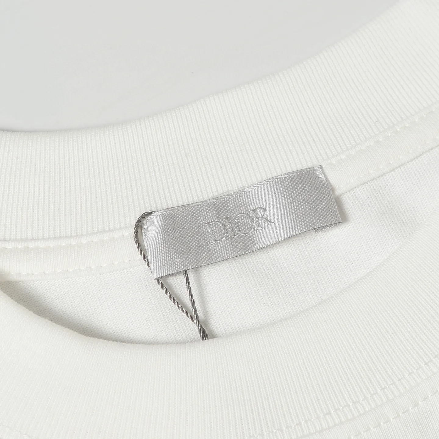 🅿️170 DIOR/Dior 25SS new hot-selling joint model T-shirt short sleeves with floral letter logo pattern on the chest. The first thing that catches the eye is the loose and comfortable black and white solid color versions~~ The ribbed round neck has become the best modification of its version, and the D family is used as the upper body The LOGO is listed on the chest, which highlights the texture even more! The most traditional modification method and the simplest color scale contrast form the strongest and direct contrast, and this is often the most concise and clear minimalist modification method~~A kind of nostalgic classic atmosphere is also there This work spreads inadvertently!! It is made of 280 grams of cotton material, which is unparalleled in terms of upper body comfort. It can be said to be a must-have companion in summer. Its excellent breathability and comfortable wearing feeling are unparalleled ~ Recommended!! Color: black, white SIXE: XS-L