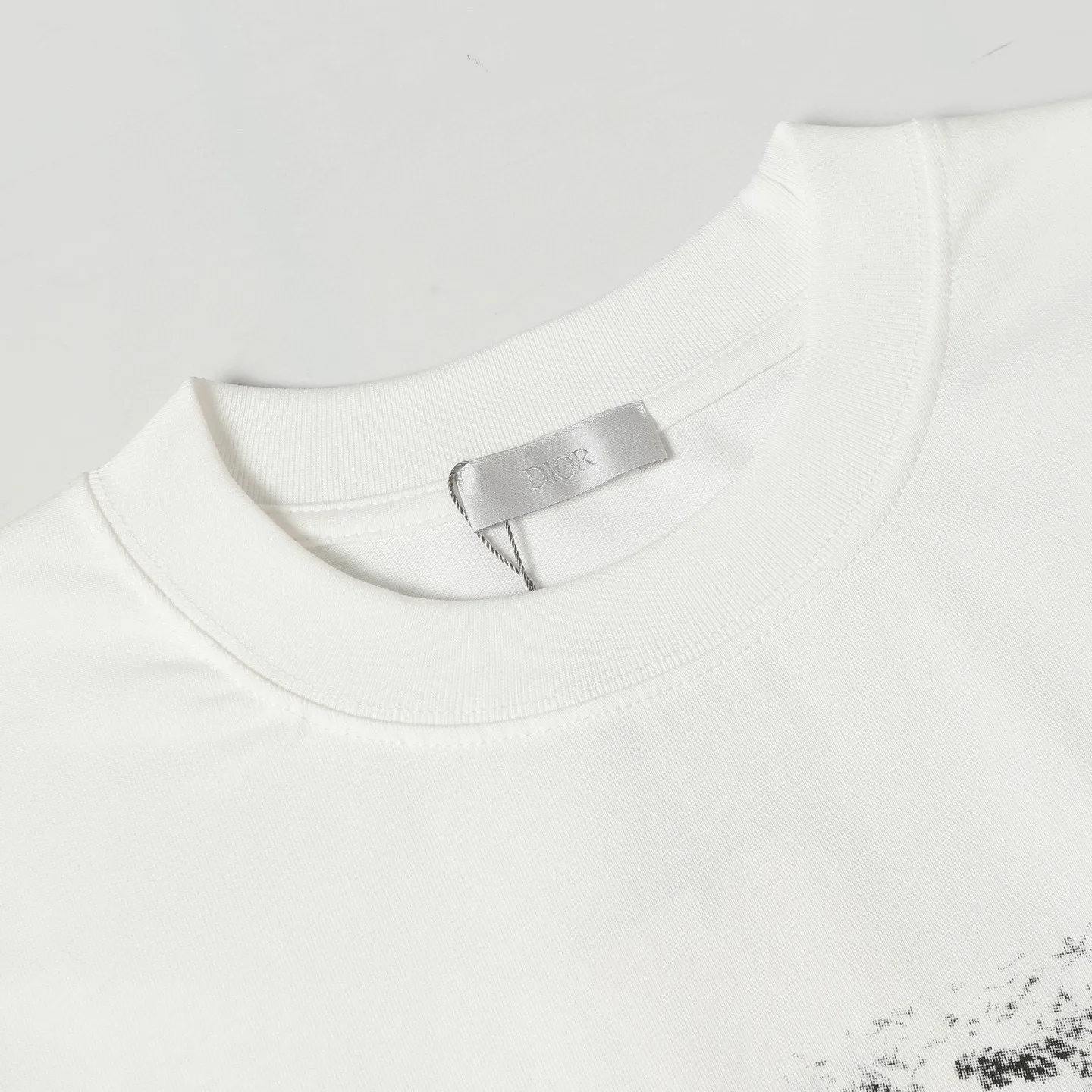 🅿️170 DIOR/Dior 25SS new hot-selling joint model T-shirt short sleeves with floral letter logo pattern on the chest. The first thing that catches the eye is the loose and comfortable black and white solid color versions~~ The ribbed round neck has become the best modification of its version, and the D family is used as the upper body The LOGO is listed on the chest, which highlights the texture even more! The most traditional modification method and the simplest color scale contrast form the strongest and direct contrast, and this is often the most concise and clear minimalist modification method~~A kind of nostalgic classic atmosphere is also there This work spreads inadvertently!! It is made of 280 grams of cotton material, which is unparalleled in terms of upper body comfort. It can be said to be a must-have companion in summer. Its excellent breathability and comfortable wearing feeling are unparalleled ~ Recommended!! Color: black, white SIXE: XS-L