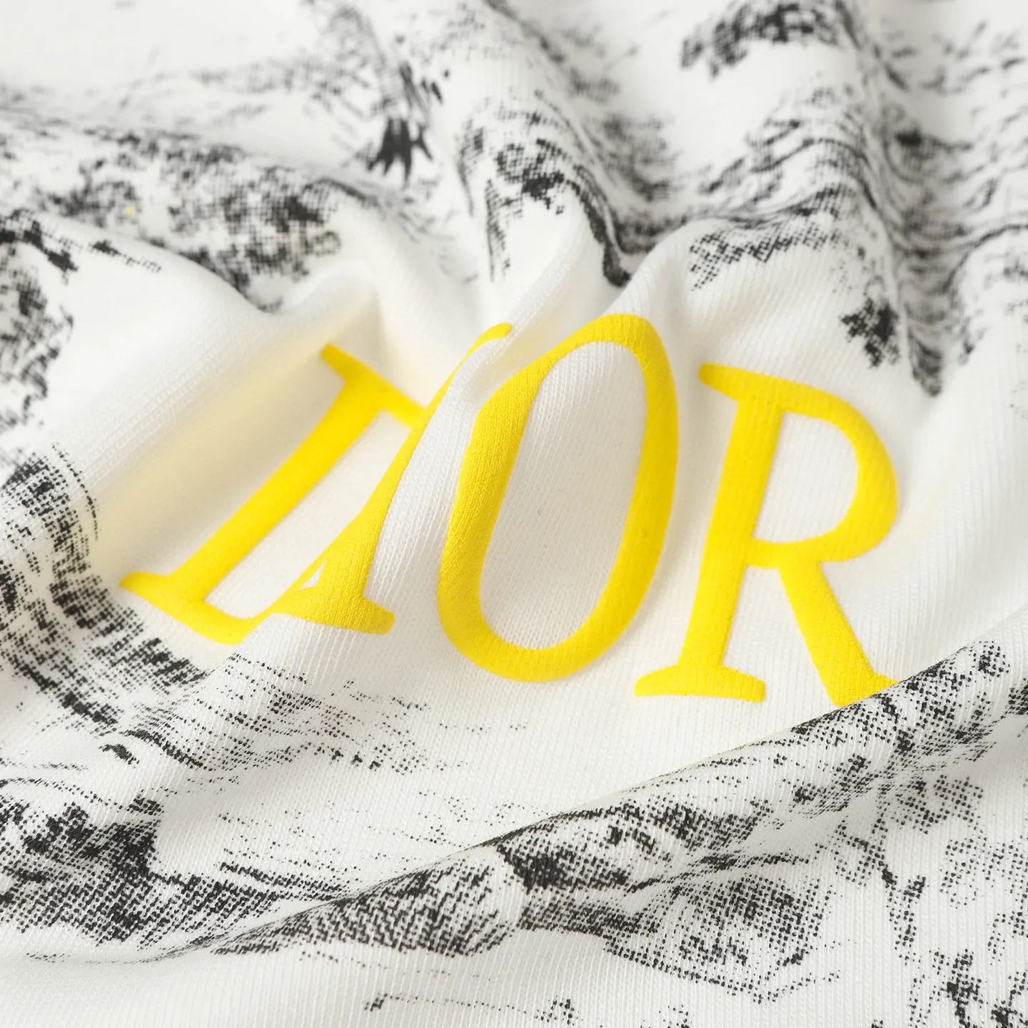 🅿️170 DIOR/Dior 25SS new hot-selling joint model T-shirt short sleeves with floral letter logo pattern on the chest. The first thing that catches the eye is the loose and comfortable black and white solid color versions~~ The ribbed round neck has become the best modification of its version, and the D family is used as the upper body The LOGO is listed on the chest, which highlights the texture even more! The most traditional modification method and the simplest color scale contrast form the strongest and direct contrast, and this is often the most concise and clear minimalist modification method~~A kind of nostalgic classic atmosphere is also there This work spreads inadvertently!! It is made of 280 grams of cotton material, which is unparalleled in terms of upper body comfort. It can be said to be a must-have companion in summer. Its excellent breathability and comfortable wearing feeling are unparalleled ~ Recommended!! Color: black, white SIXE: XS-L